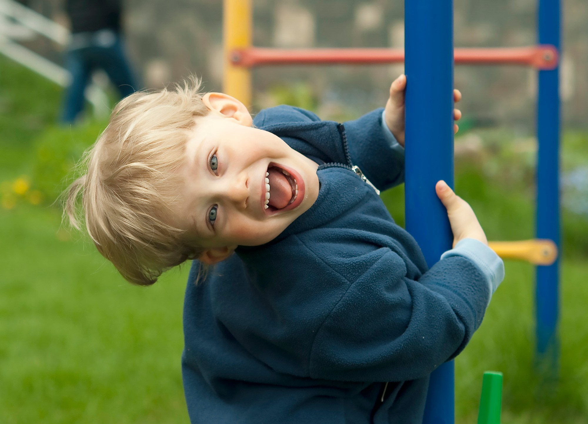 Улыбающийся счастливый ребёнок