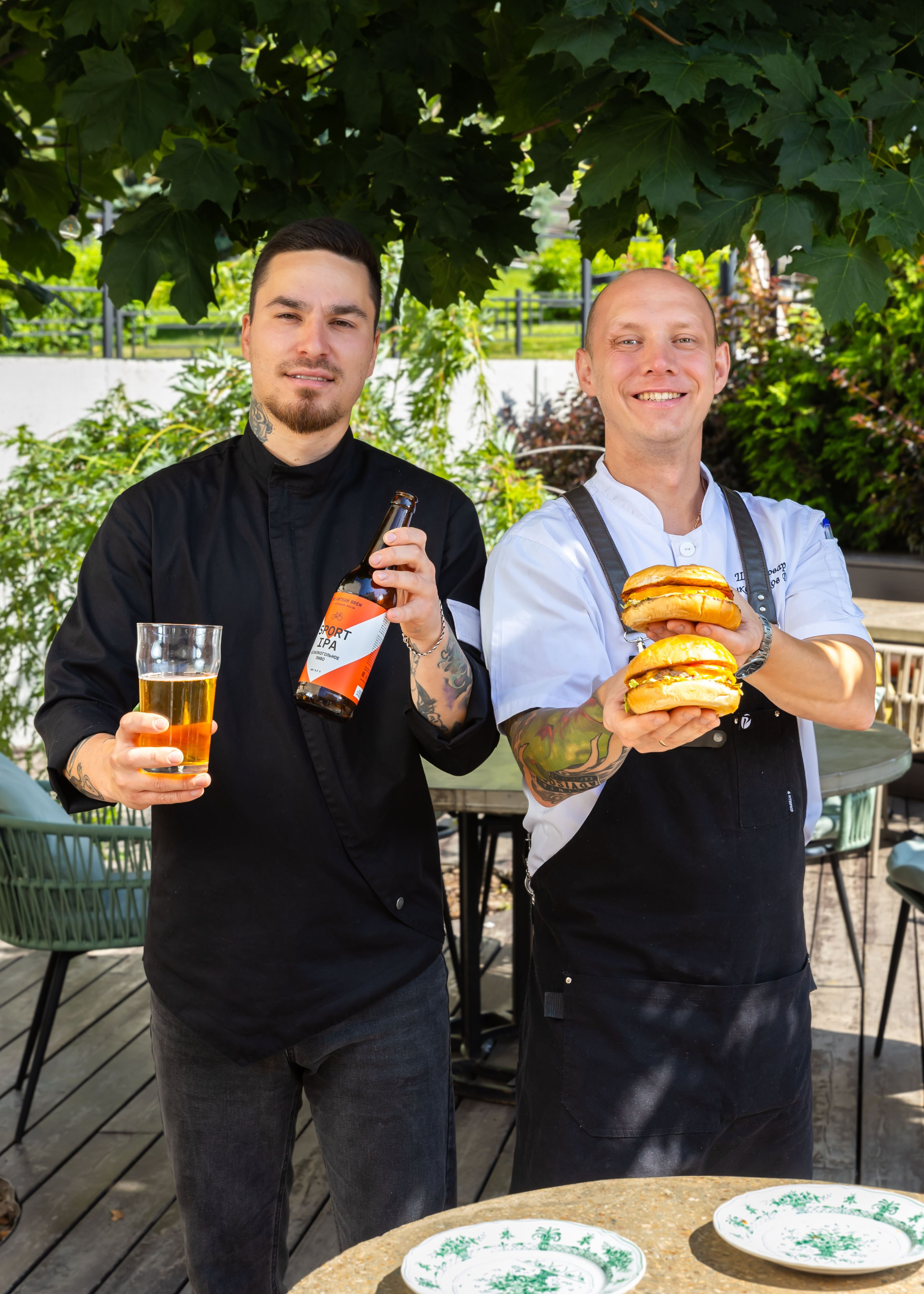 28.07.2025 Нино играет в домино, фото с бургерами. ФОТОГРАФ ВИНОГРАДОВА ДАРЬЯ