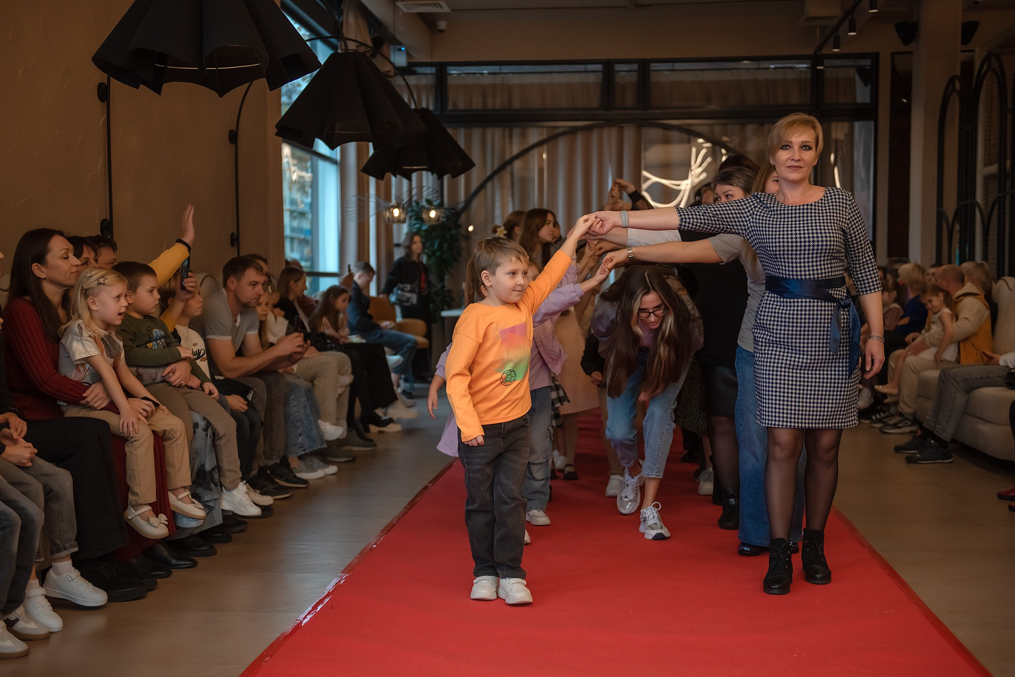 HAPPYkids дефиле в день мамы. Семейный и коммерческий фотограф в Сочи Александр Бодунов