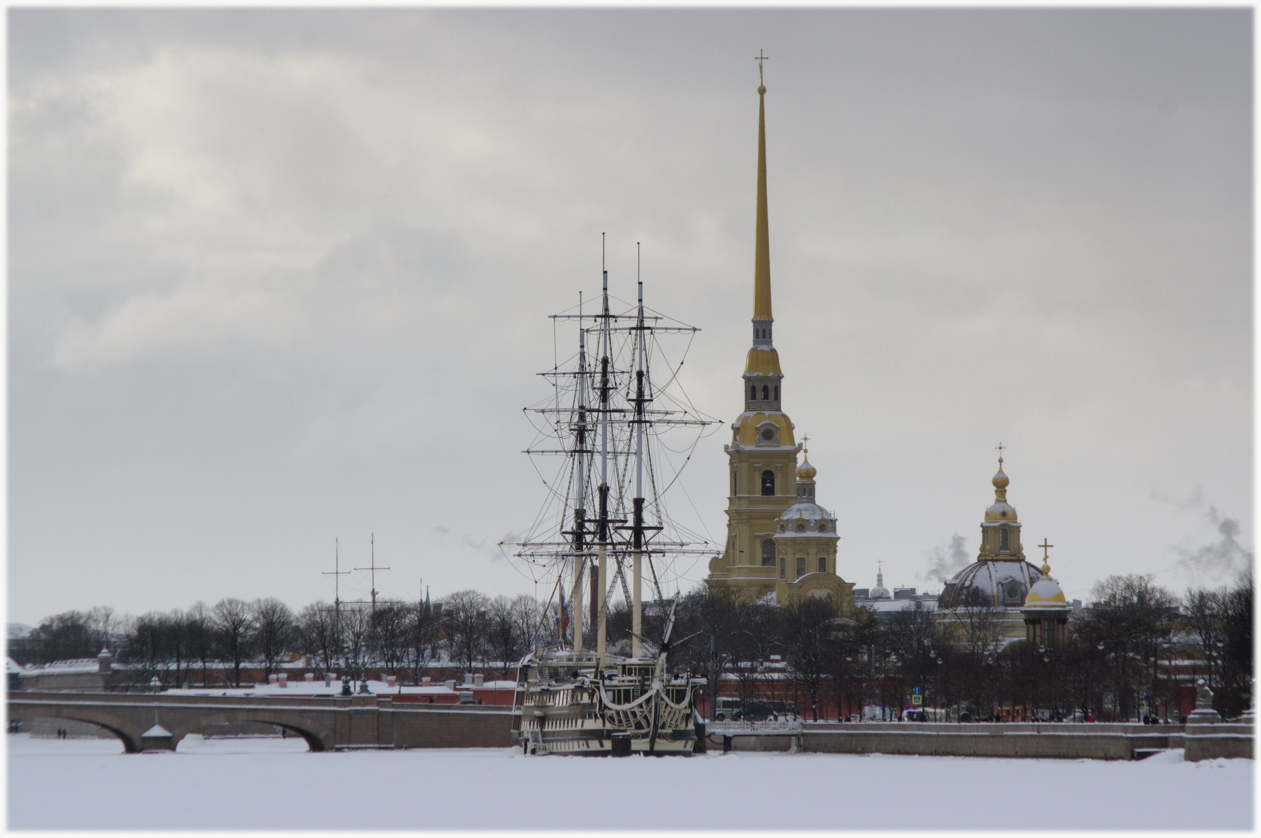 санкт петербург.петропавловский собор.парусник.зима