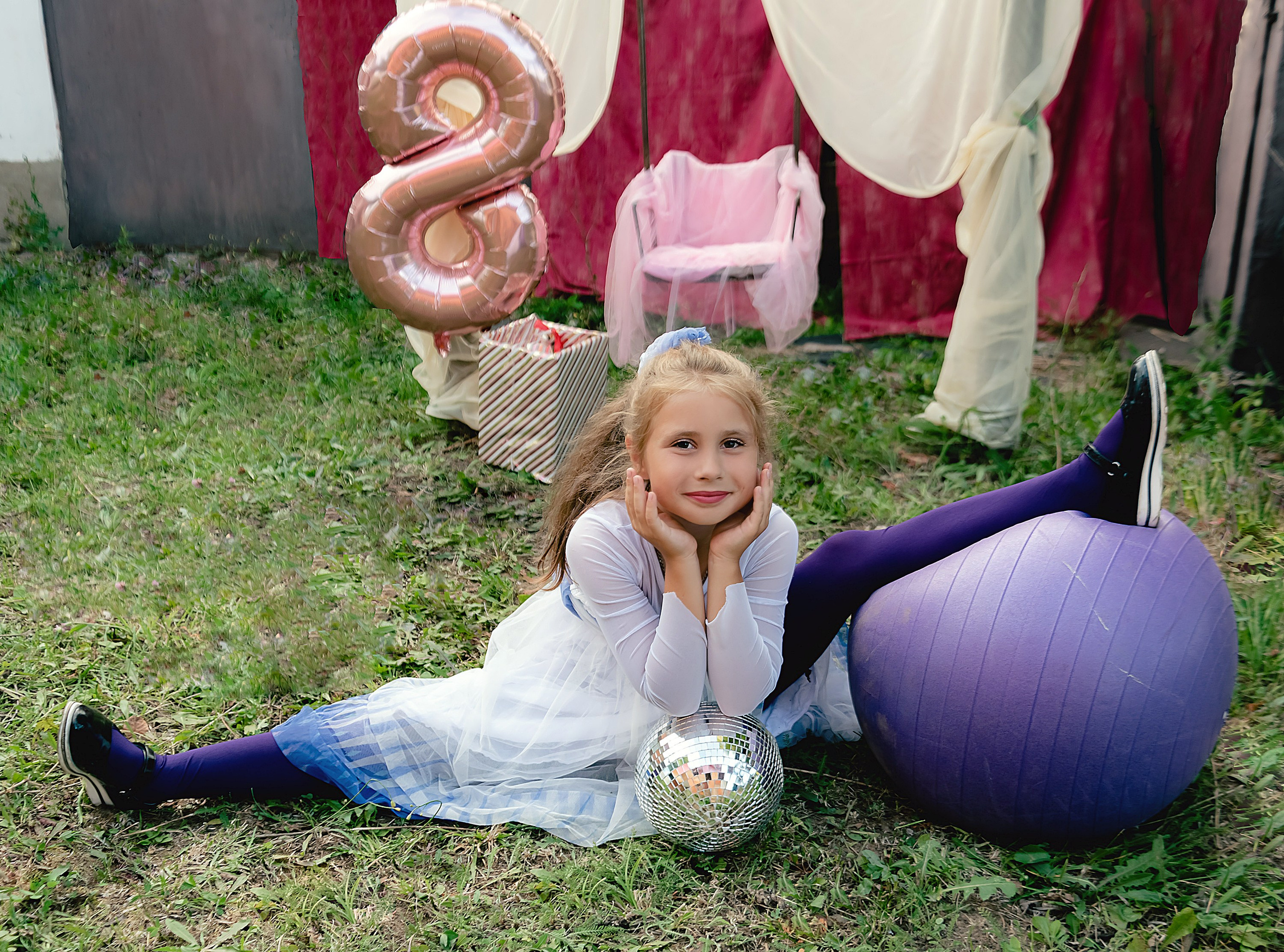 На фото девочка сидит  на шпагате