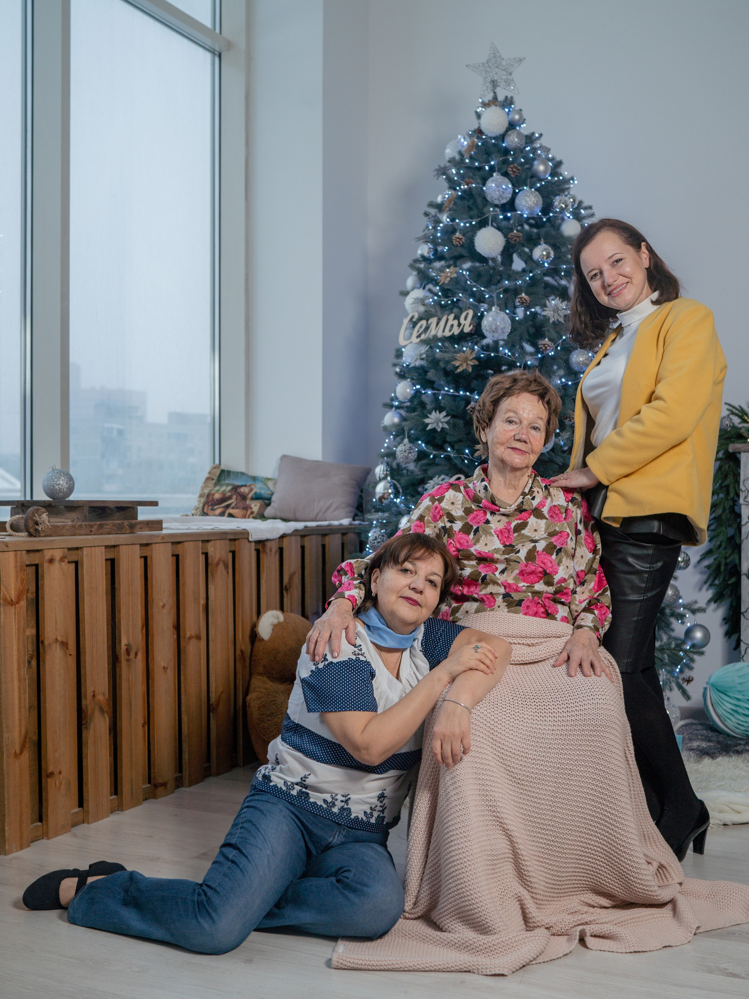 С бабушками. Фотограф Зинаида Евдокимова