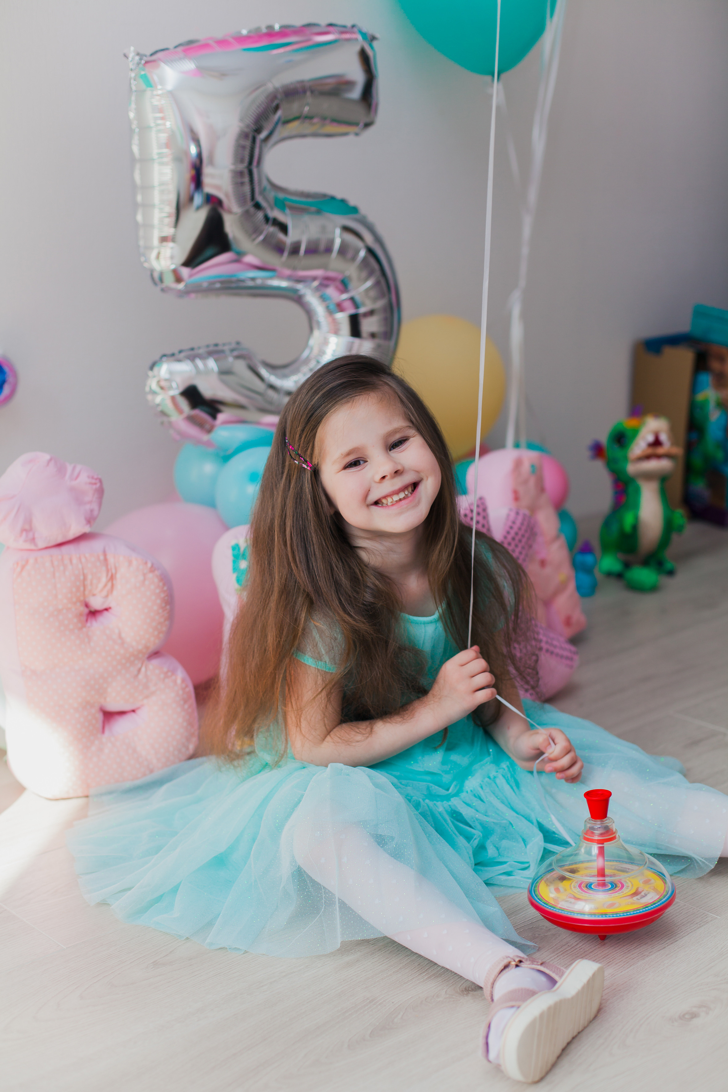 Вике 5 лет. Домашняя фотосессия. Семейный и детский фотограф