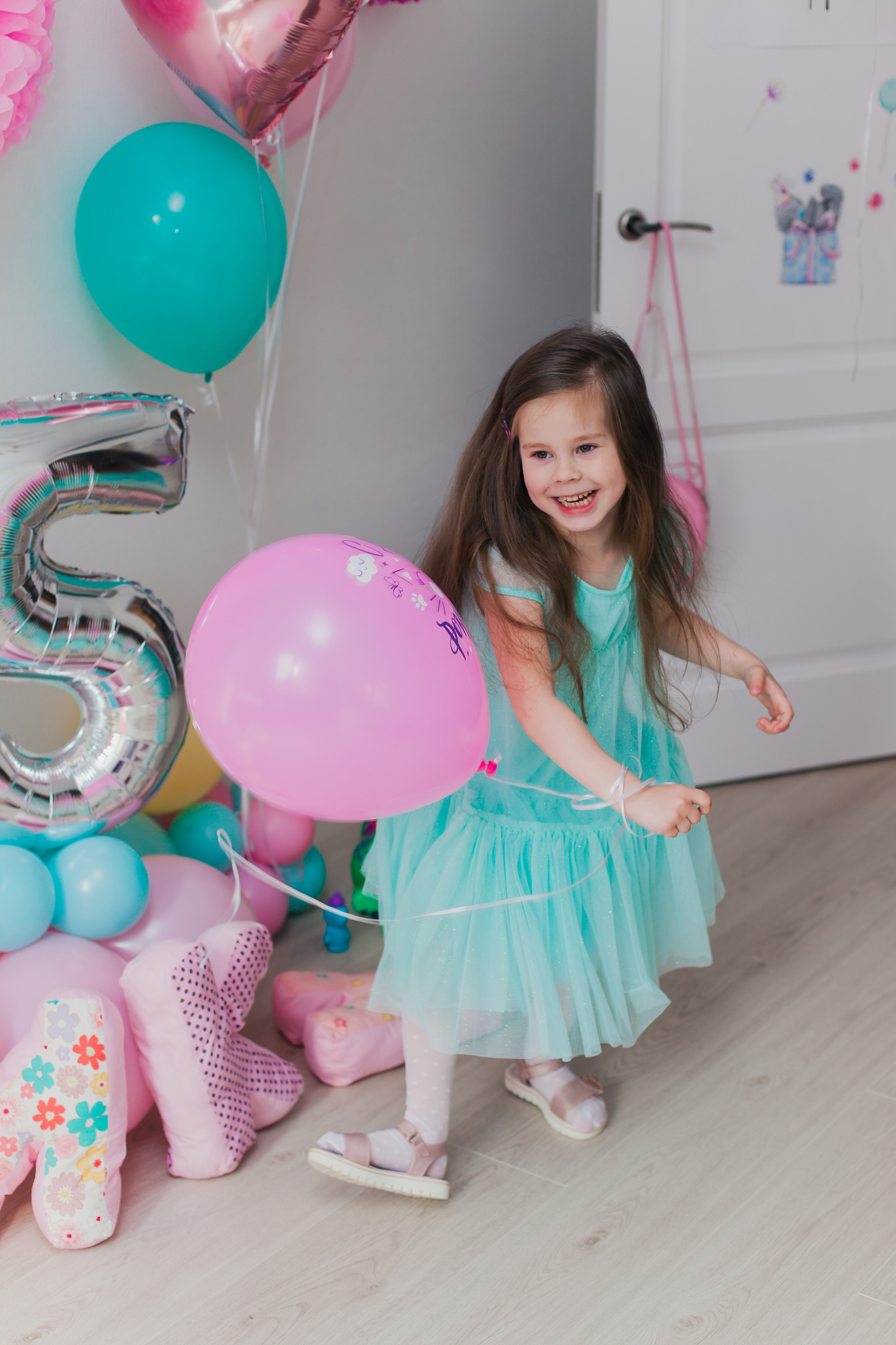 Вике 5 лет. Домашняя фотосессия. Семейный и детский фотограф