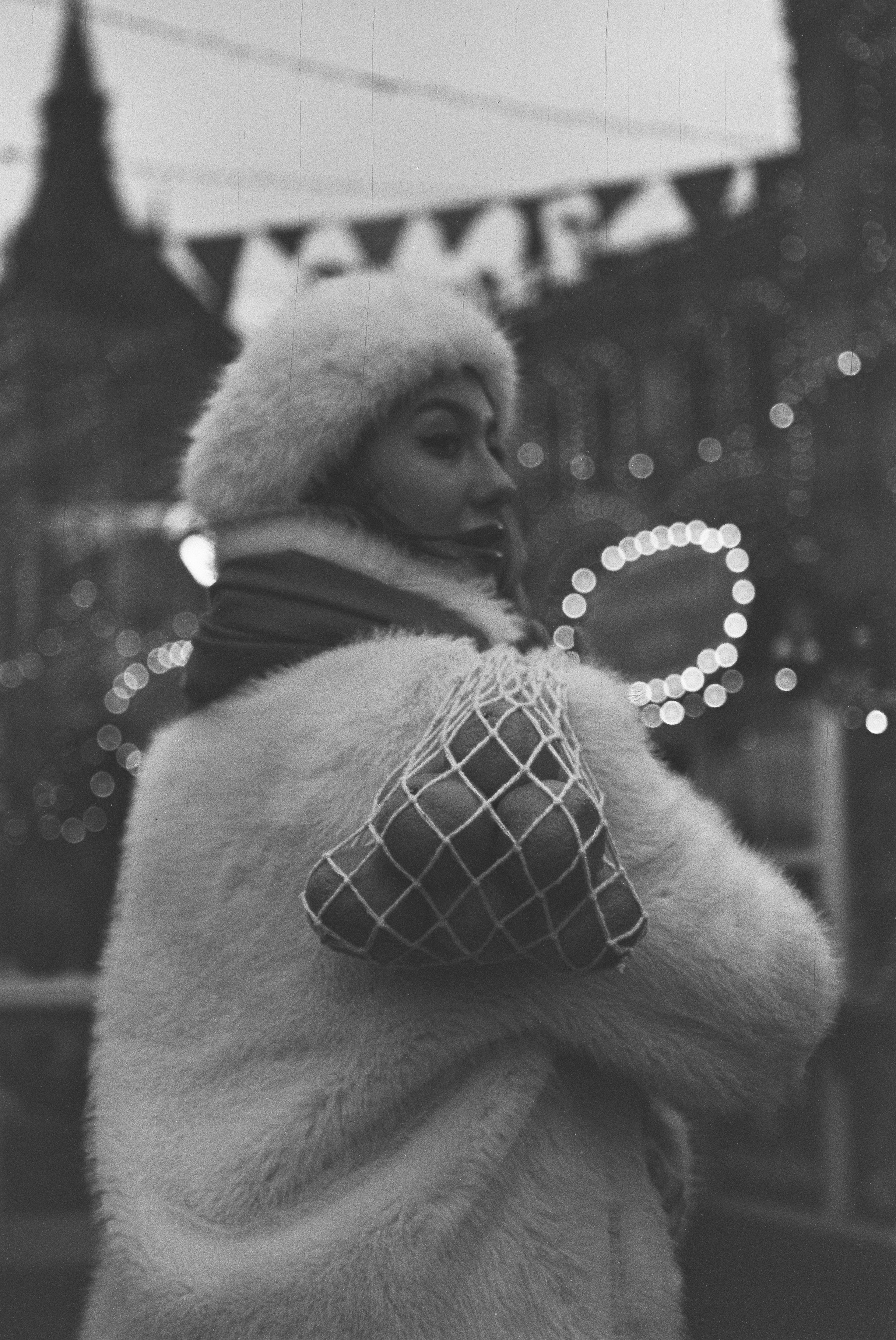 фото на Красной площади, Новый год в Москве, зима в Москве, черно-белое фото Москва, фотограф Москва. Новогоднее настроение в Москве. Девушка на заснеженной Красной площади на фоне Собора Василия Блаженного. Снято на пленку.