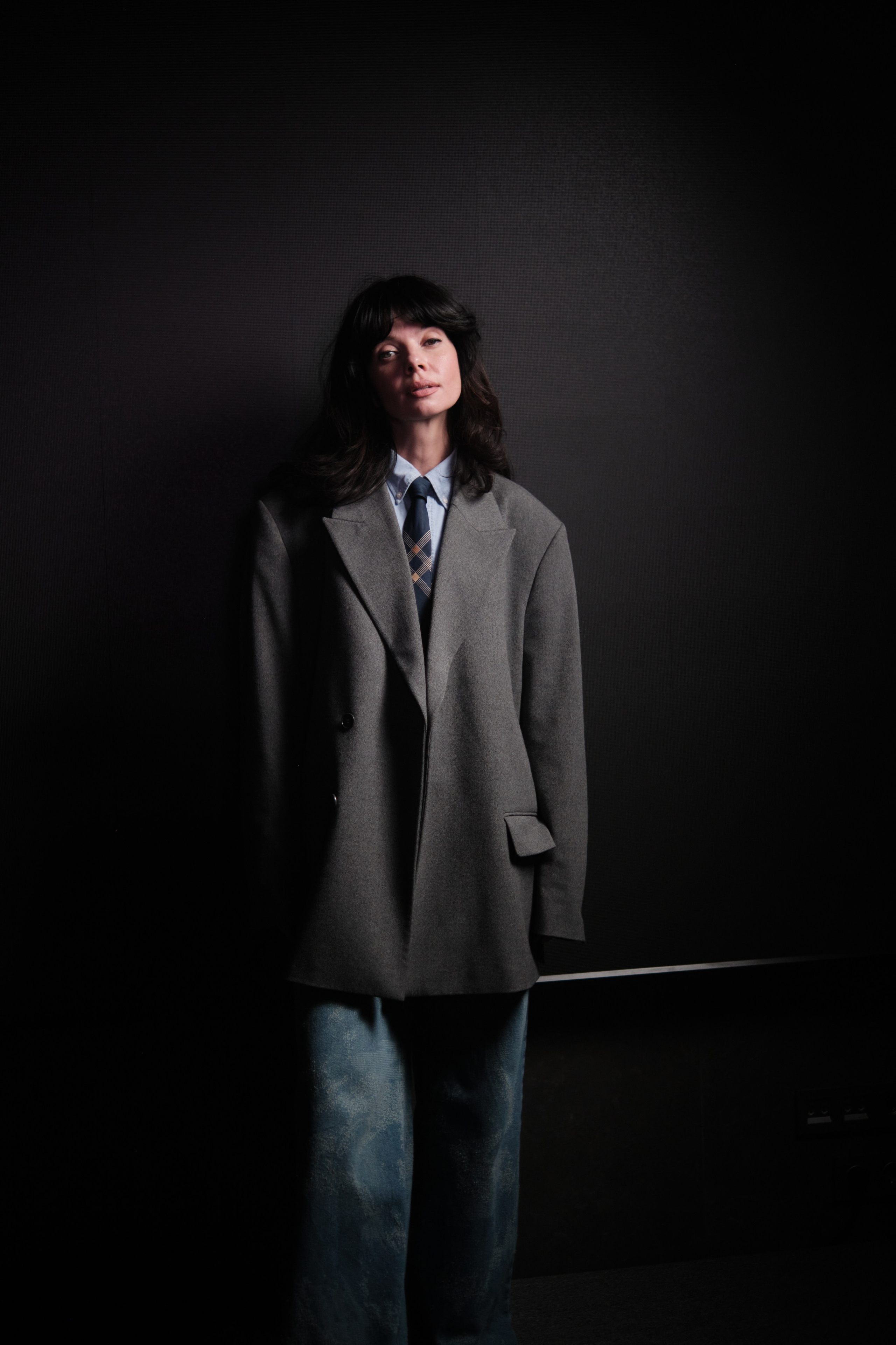 Женский портрет в пиджаке и драматичном свете