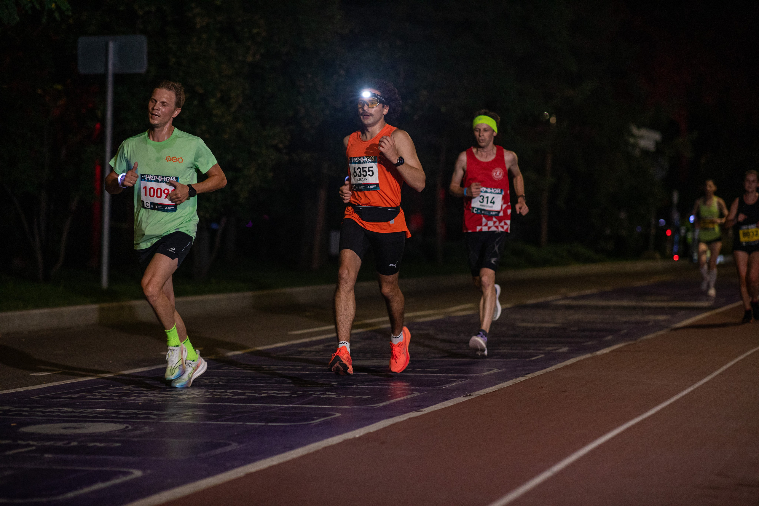 Ночной забег в ленте фотографий бегунов 03.08.24. Фотограф Сергей Ловкий