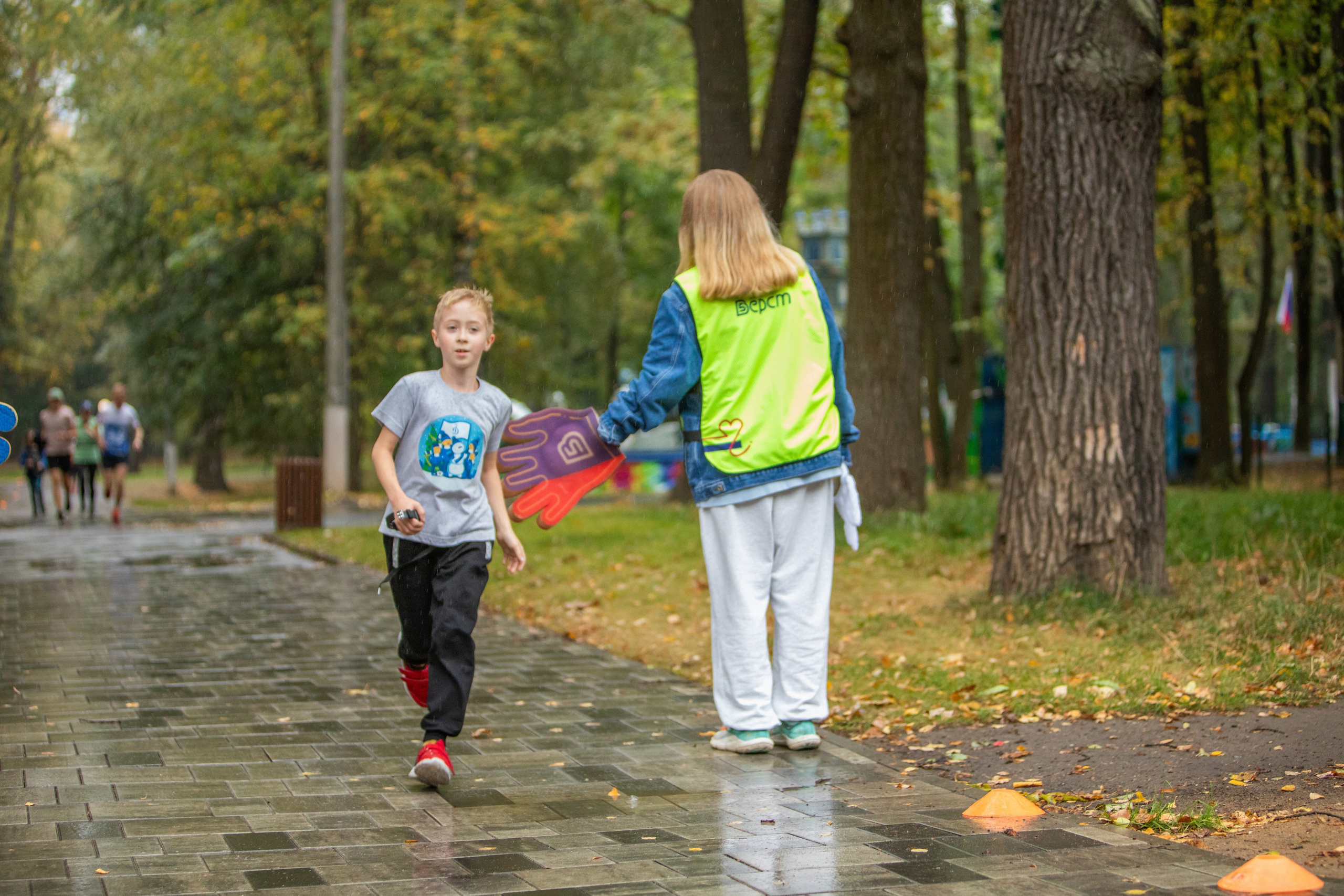 7 лет забегам 5 вёрст Химки 28.09.24. Фотограф Сергей Ловкий