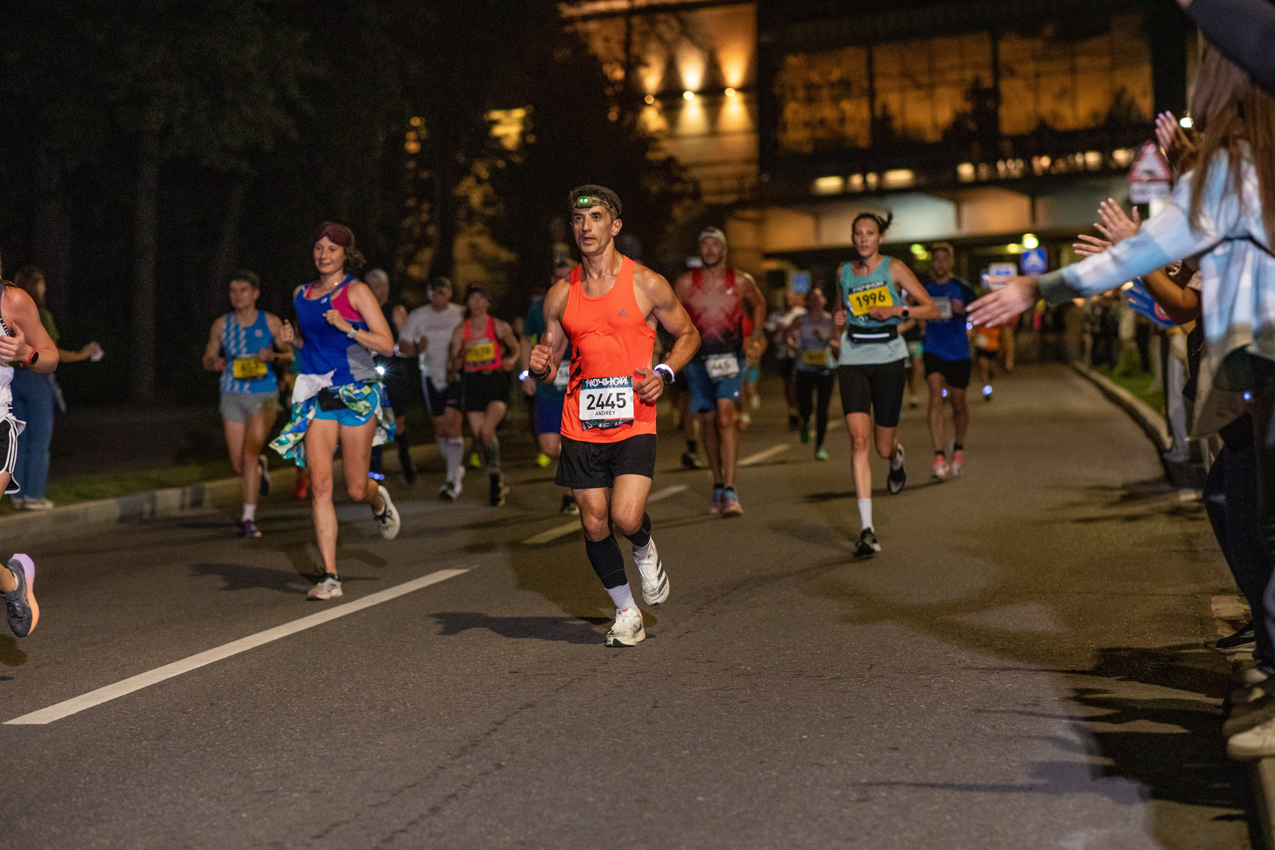 Ночной забег в ленте фотографий бегунов 03.08.24. Фотограф Сергей Ловкий