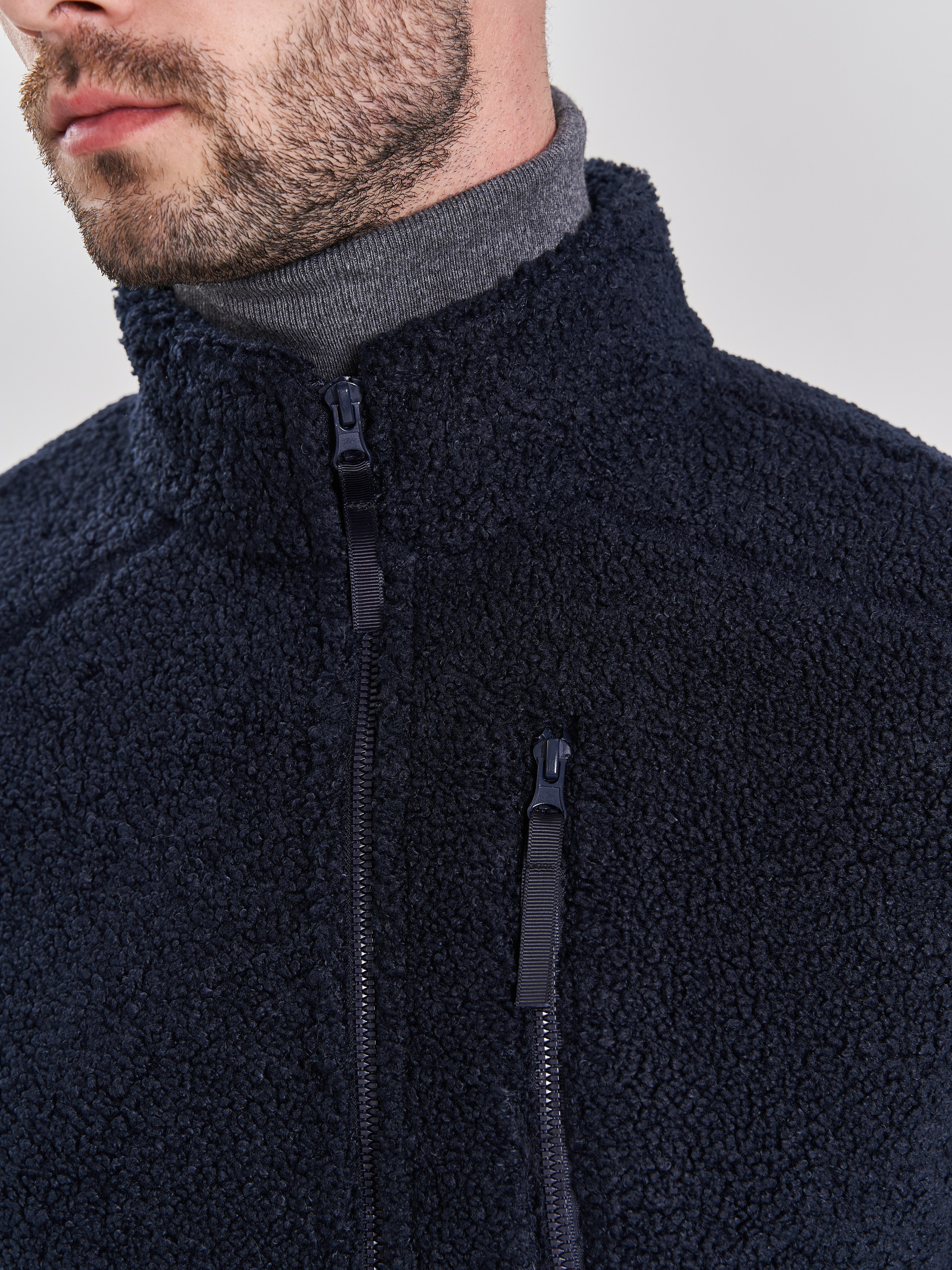 Мужские кофты. Фотограф для маркетплейсов в Москве