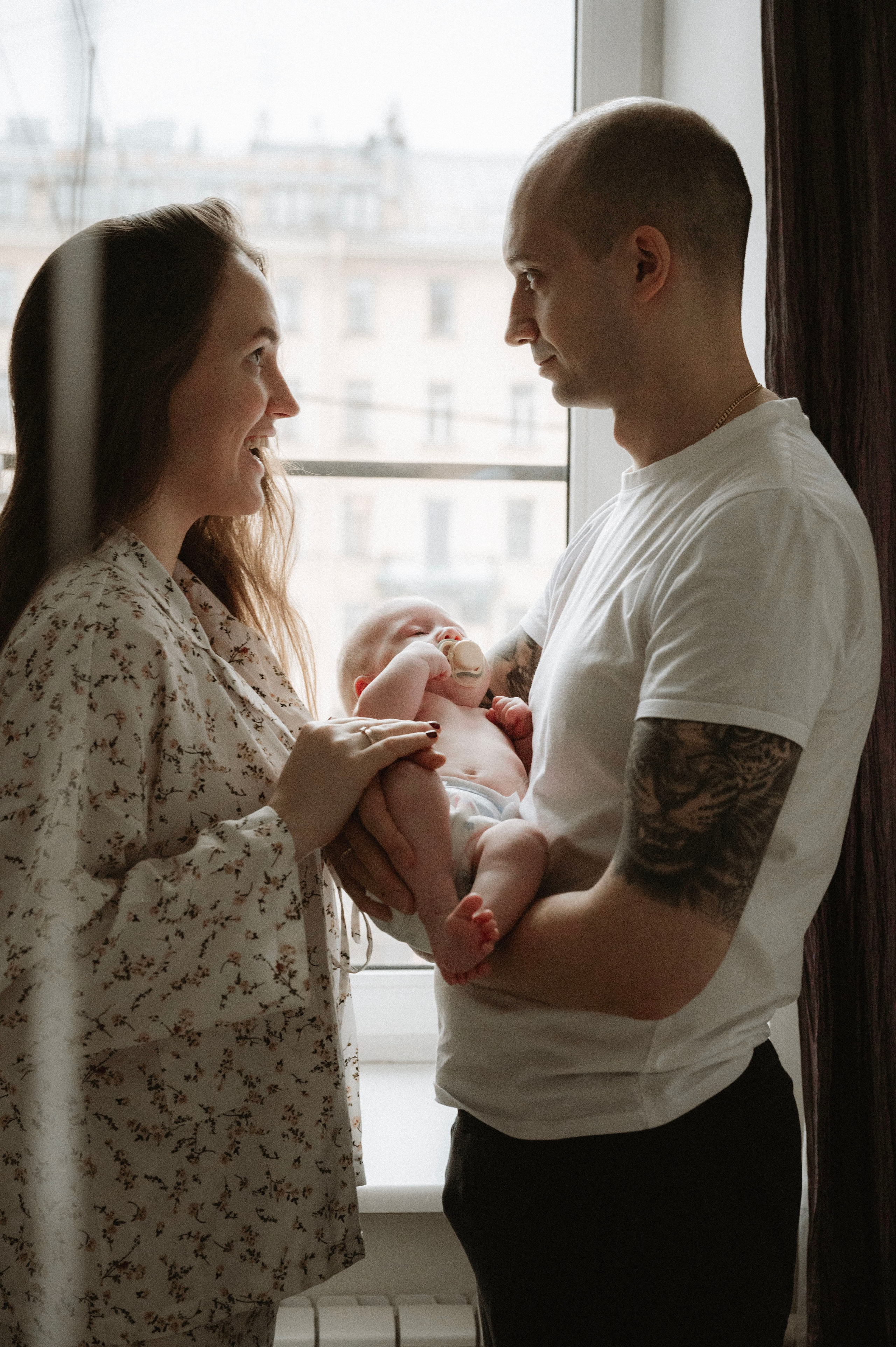 Семейная домашняя фотосессия. Профессиональный фотограф беременности в СПБ. Стильные фотосессии беременности в стиле минимализм и классическая фотография