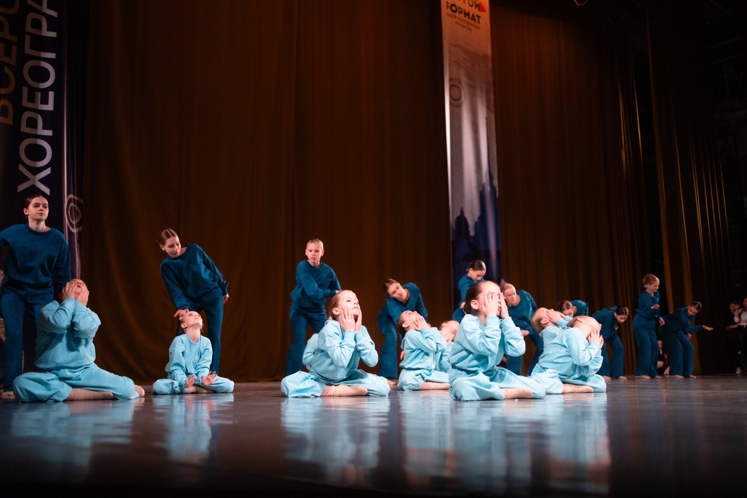 Сцена отеля «Санкт-Петербург» в момент, когда весь коллектив припадает к полу.
