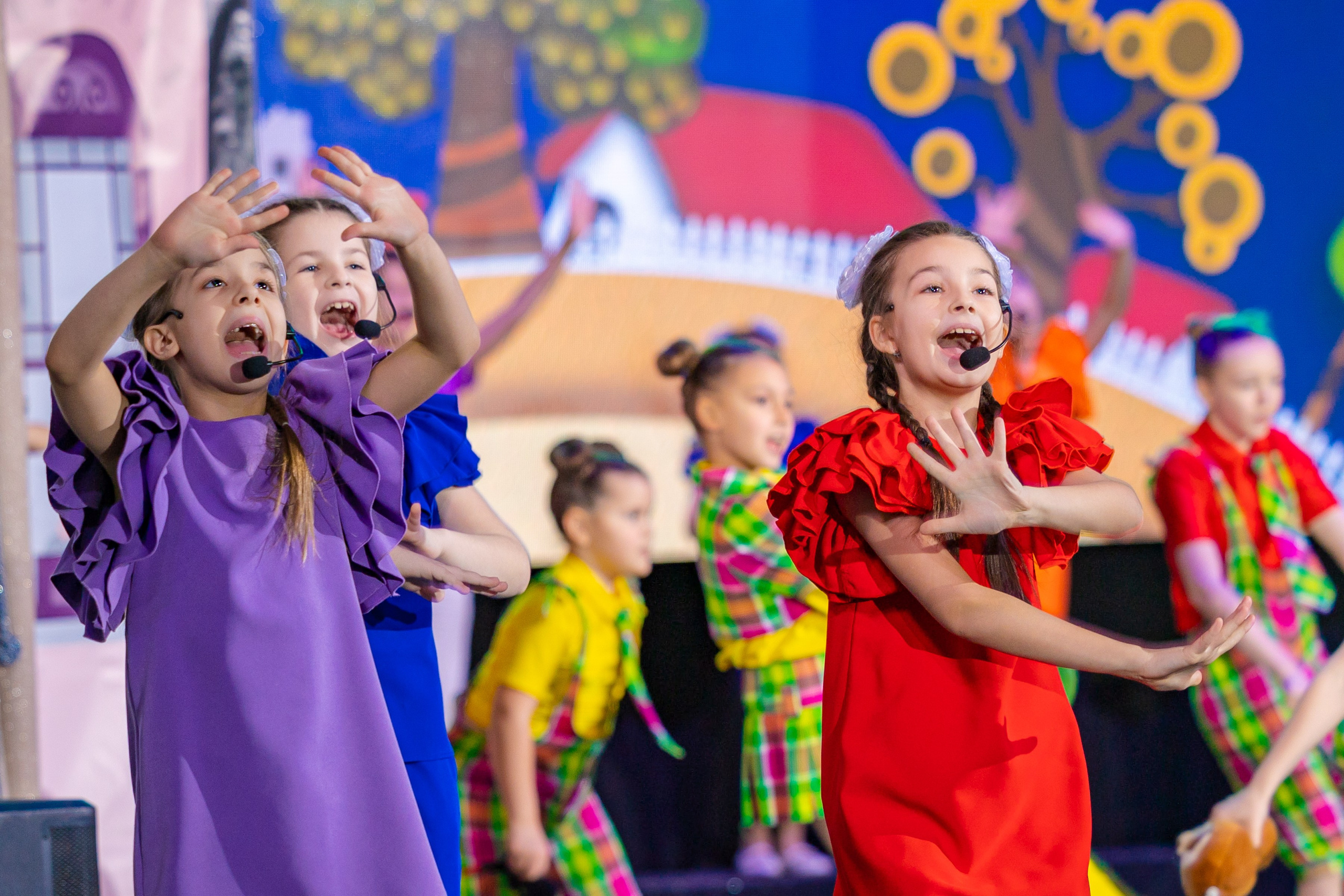 Певицы ярких нарядах исполняет песню с микрофонами на сцене концертная фотография Кемерово