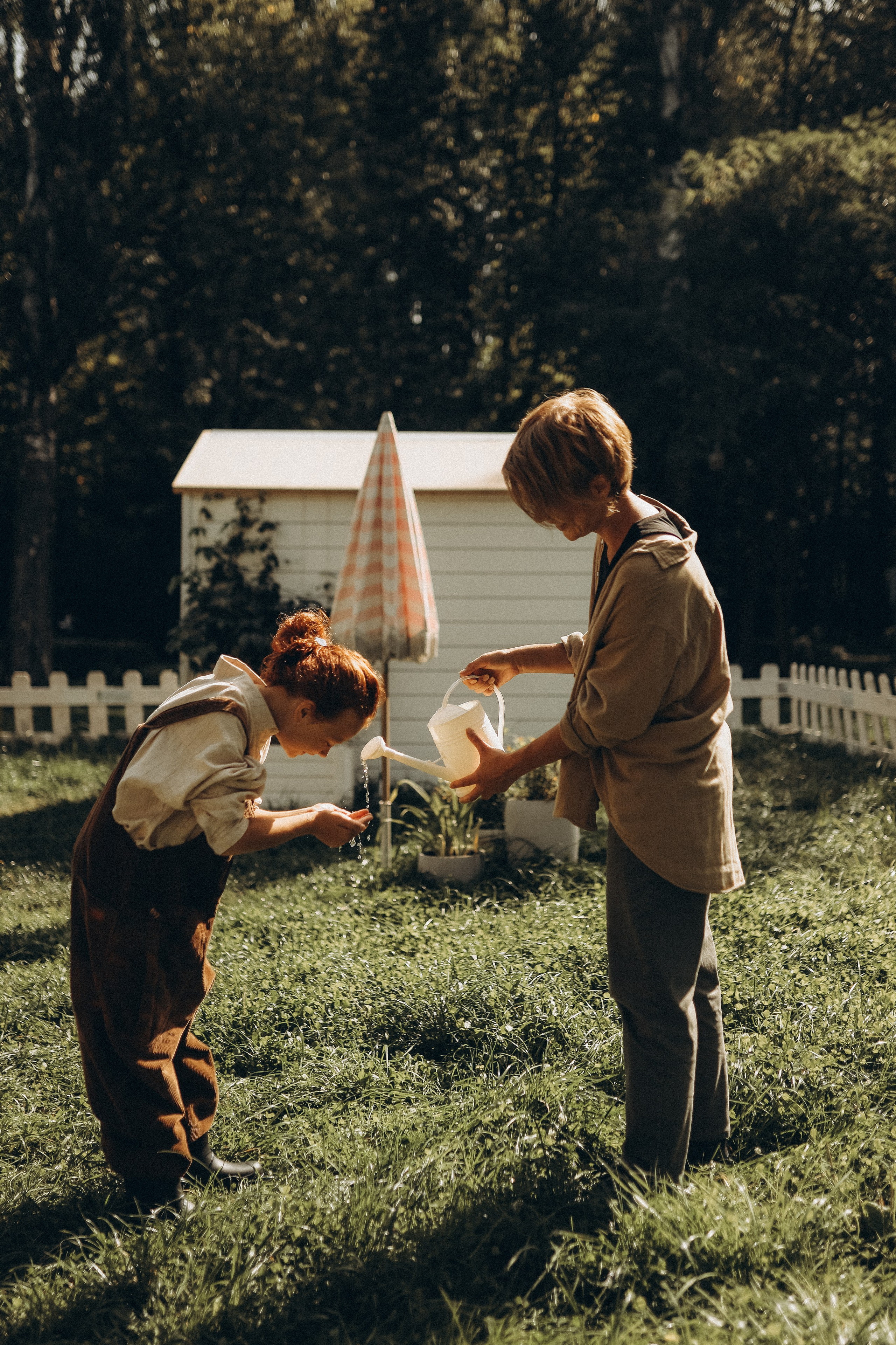 Дина и Миа в огороде. Семейный и детский фотограф в Москве Анастасия Меликова