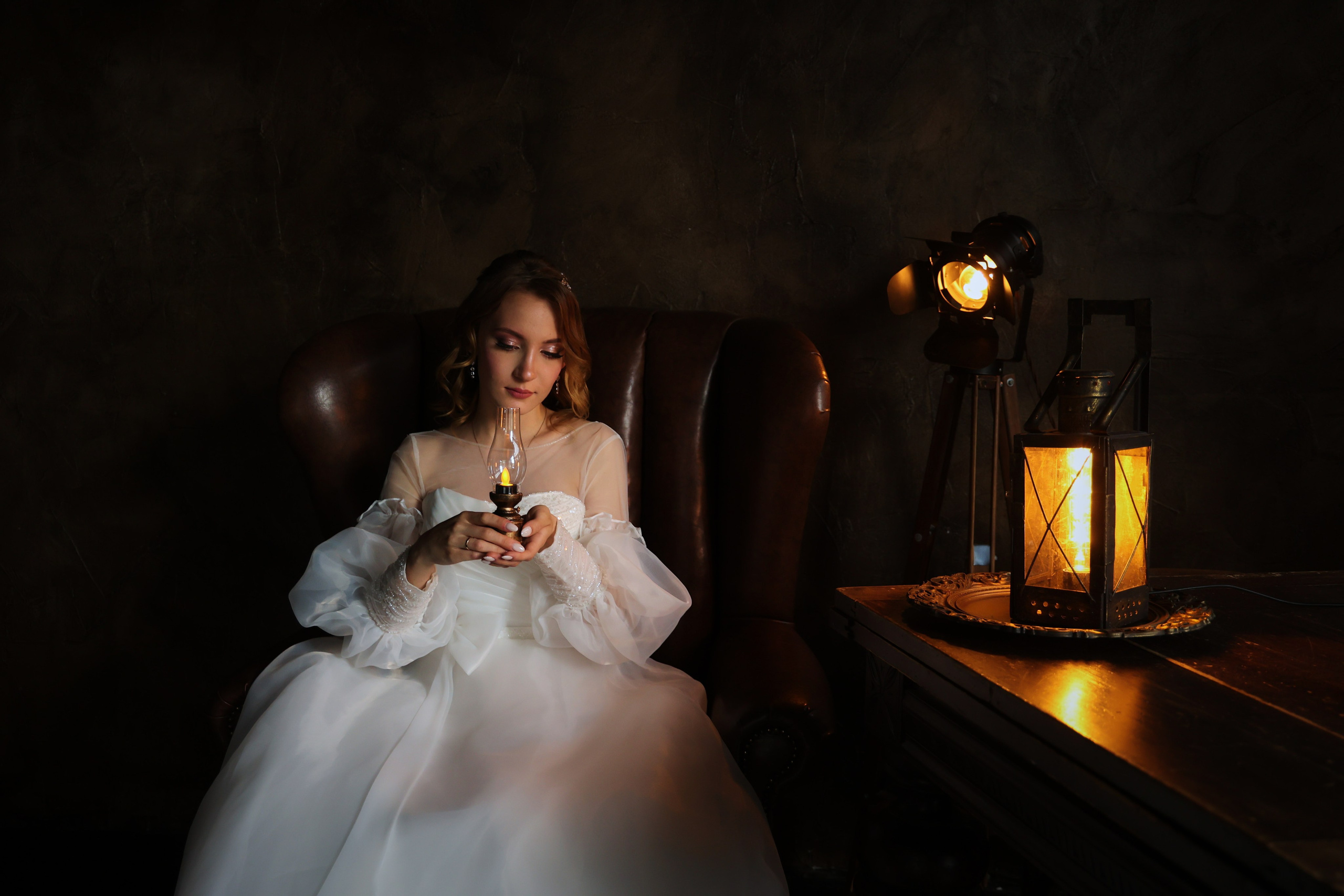 невеста в кресле фонарь на столе