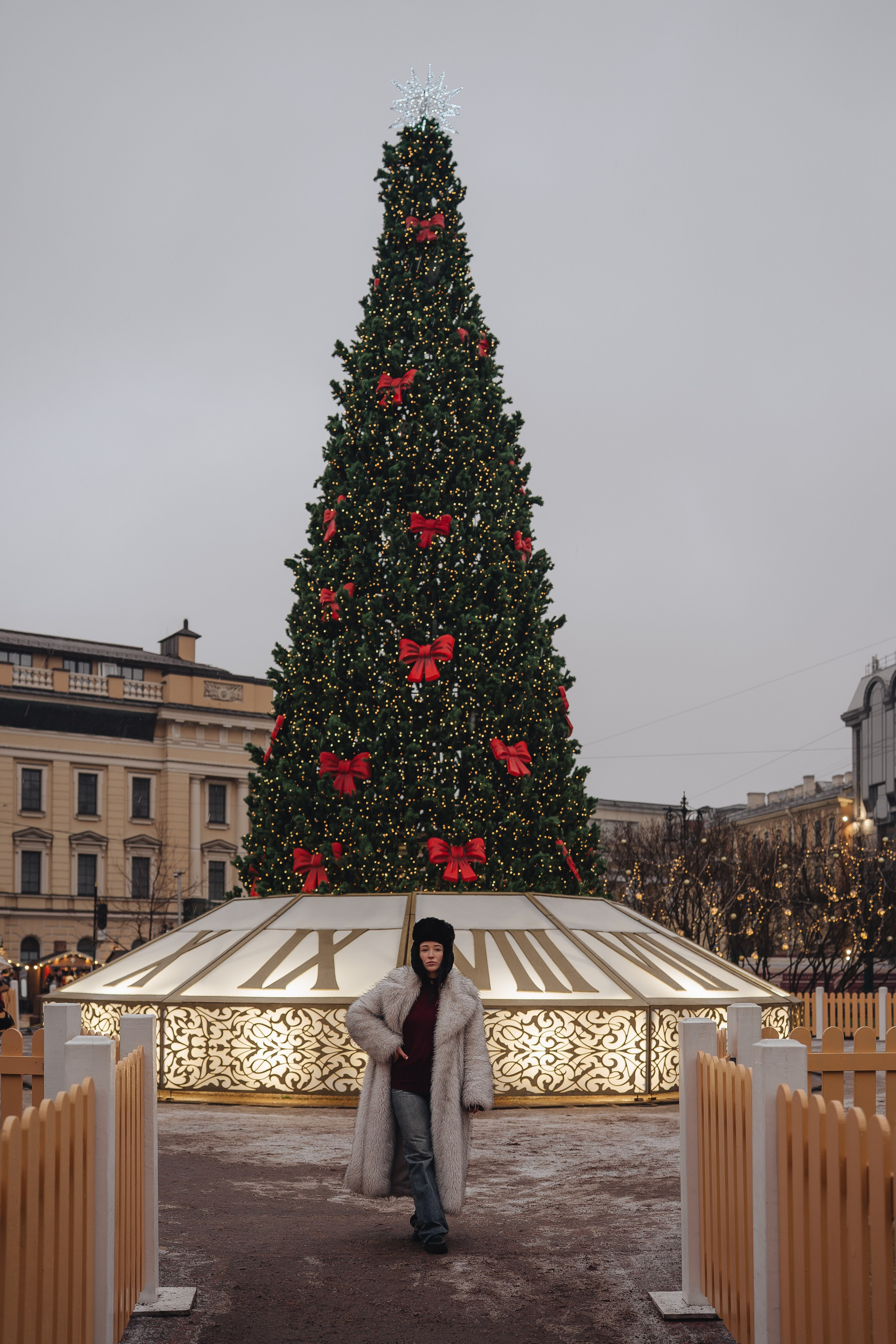 ПРОГУЛКА НА МАНЕЖНОЙ ПЛОЩАДИ ДЛЯ ДЕВУШКИ ПЕРЕД НОВЫМ ГОДОМ (НОВОГОДНЯЯ ФОТОСЕССИИЯ НА МАНЕЖНОЙ ПЛОЩАДИ). Профессиональный фотограф, Санкт-Петербург — Виктория Богомолова