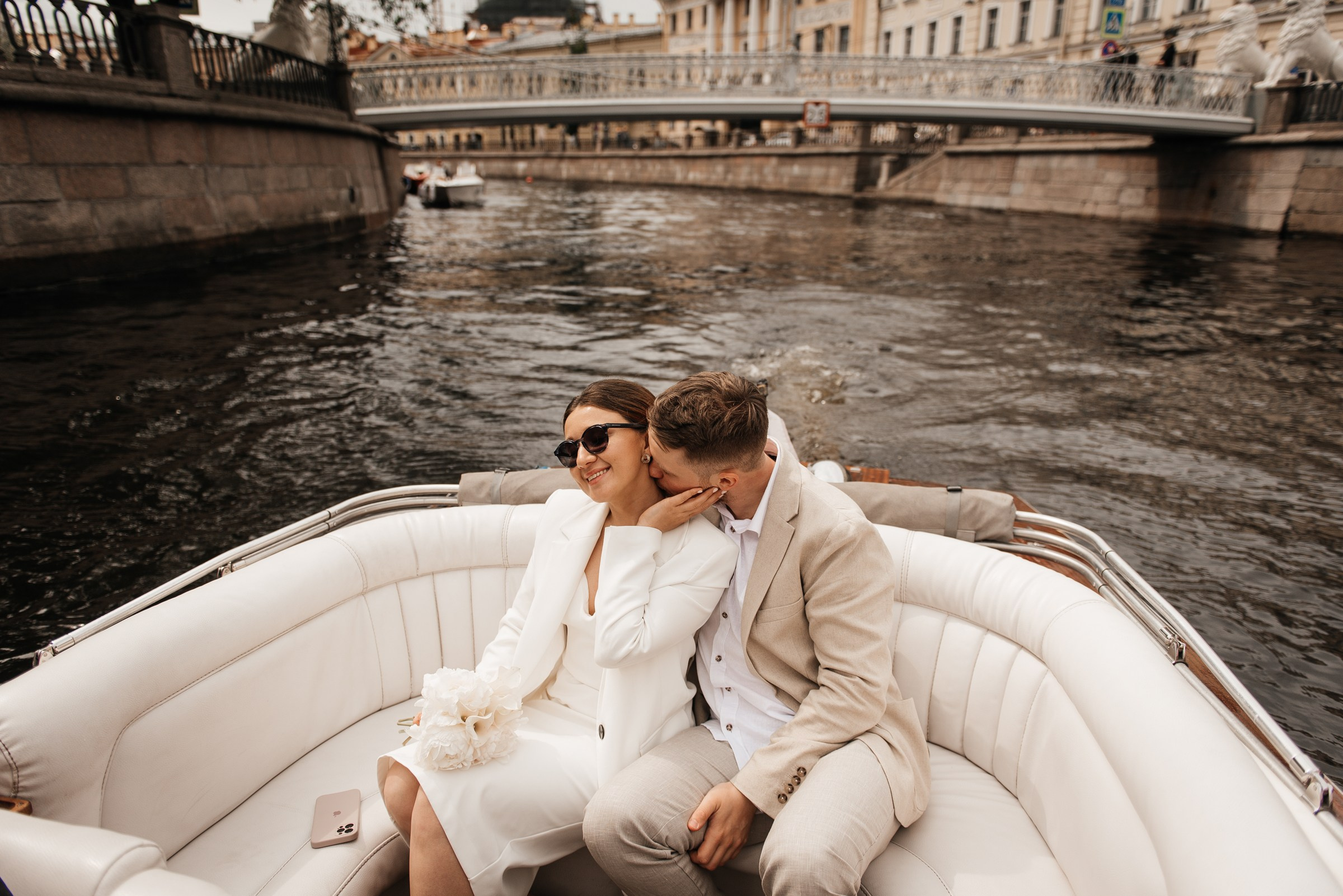 свадебная прогулка на катере по Неве