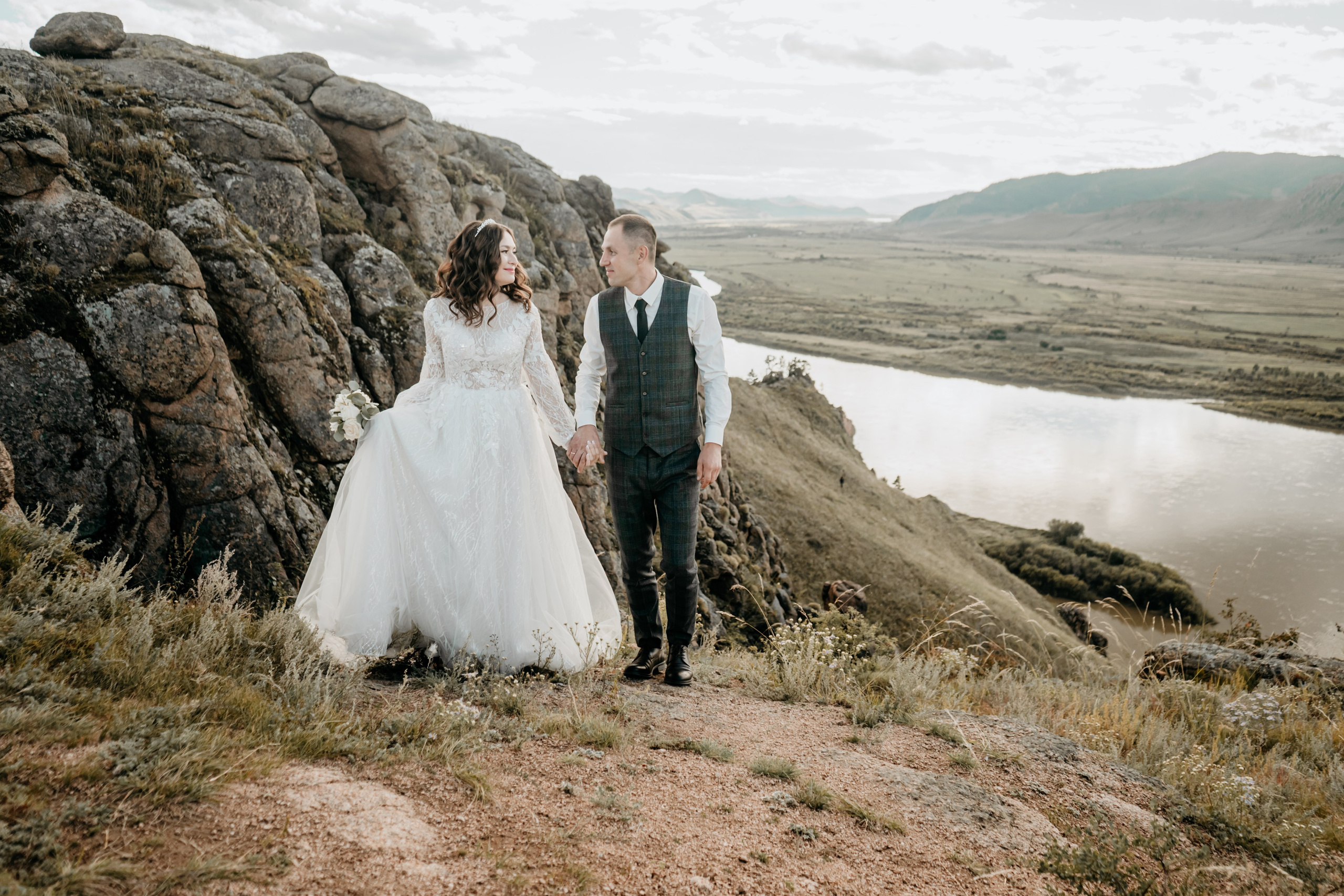 Свадебный фотографии с прогулки в окрестностях Улан-Удэ. Фотограф в Улан-Удэ. Свадебный фотограф в Улан-Удэ