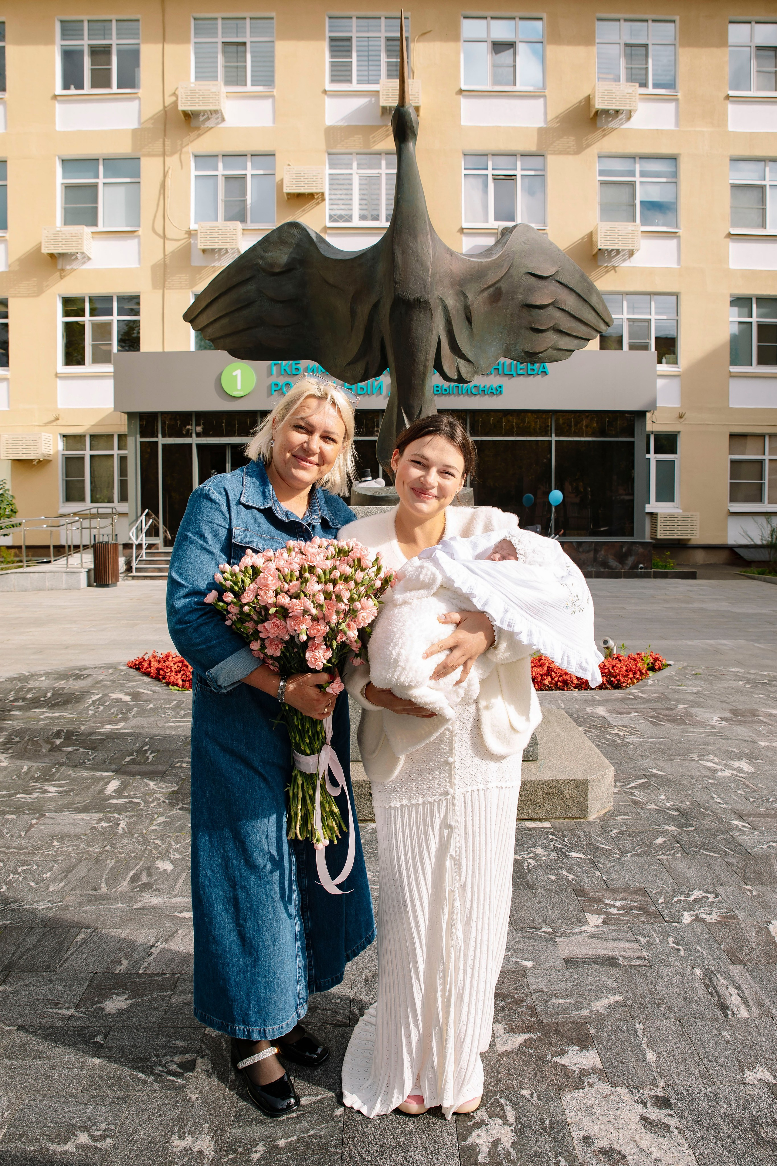 Выписка из роддома ГКБ им. Ерамишанцева 09.09.26. Профессиональный фотограф в Москве | Заказать фотосессию и съемку