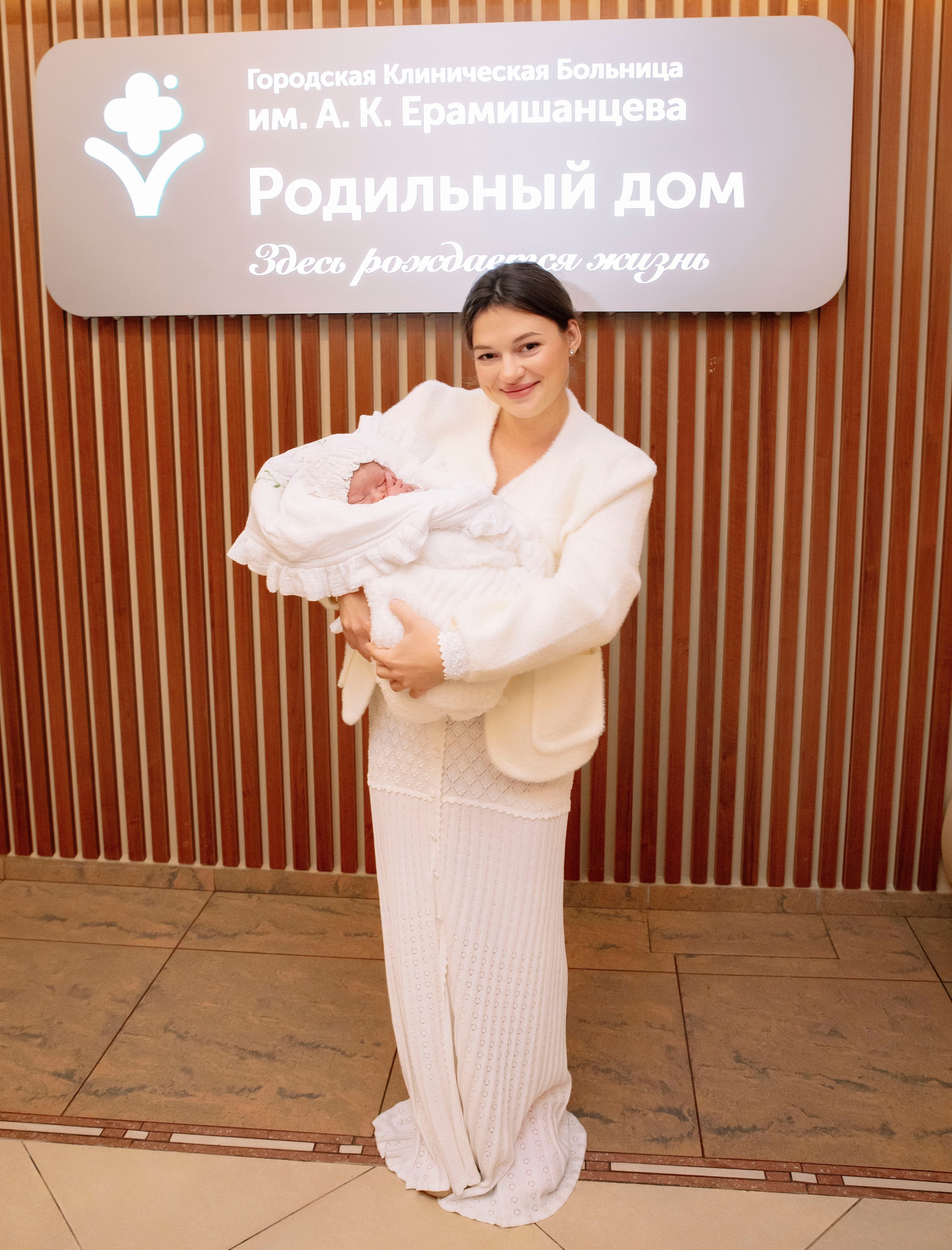 Выписка из роддома ГКБ им. Ерамишанцева 09.09.26. Профессиональный фотограф в Москве | Заказать фотосессию и съемку
