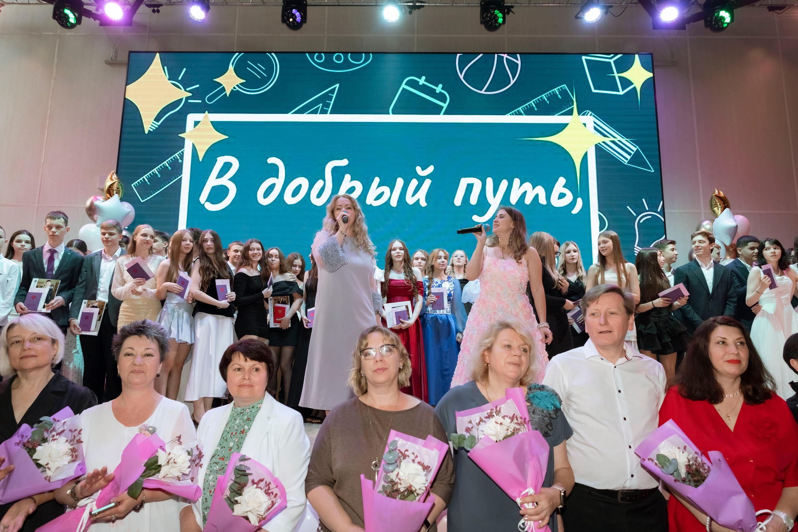 Выпускной 2026, 9 класс «О» школа № 2025. Профессиональный фотограф в Москве | Заказать фотосессию и съемку