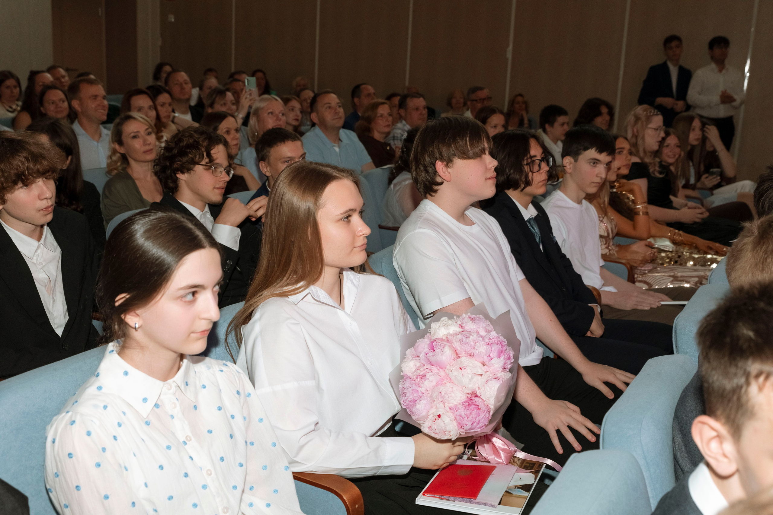 Выпускной 2026, 9 класс «О» школа № 2025. Профессиональный фотограф в Москве | Заказать фотосессию и съемку
