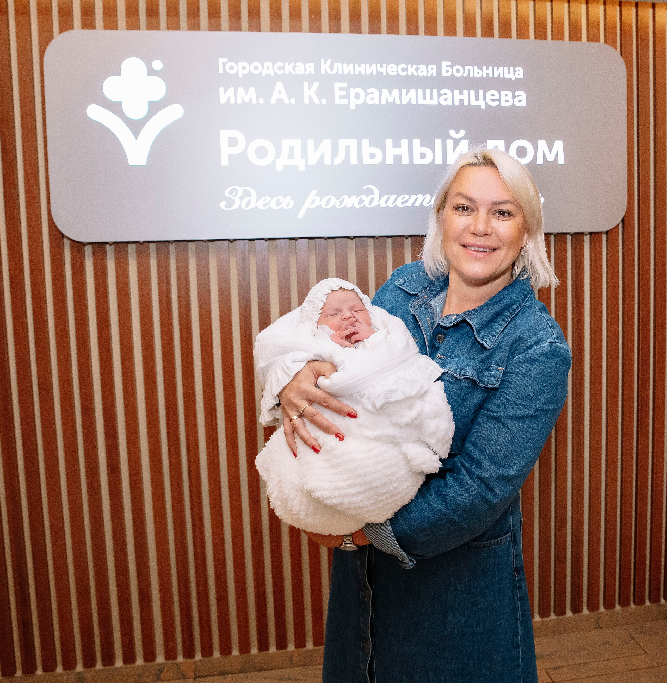 Выписка из роддома ГКБ им. Ерамишанцева 09.09.26. Профессиональный фотограф в Москве | Заказать фотосессию и съемку