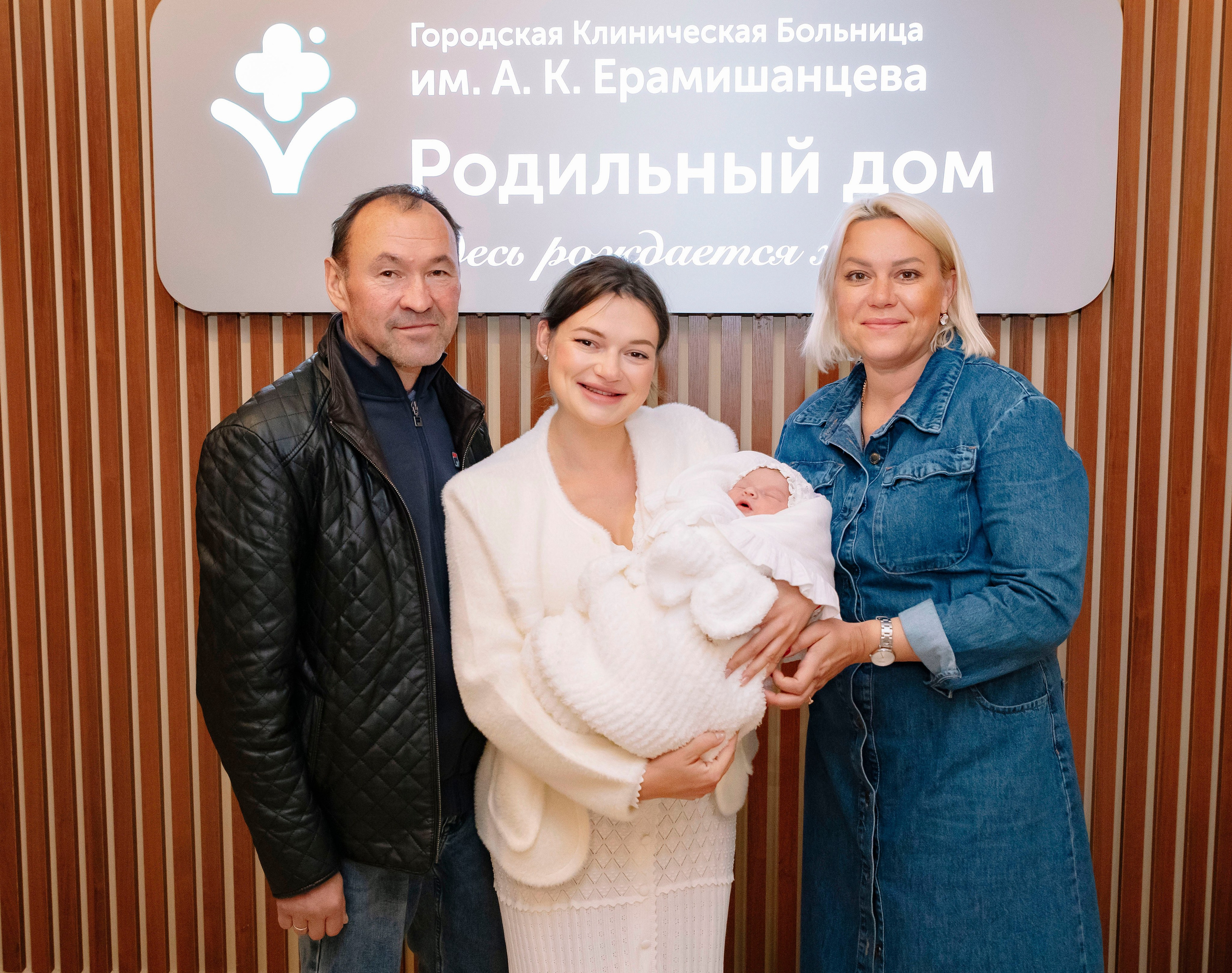 Выписка из роддома ГКБ им. Ерамишанцева 09.09.26. Профессиональный фотограф в Москве | Заказать фотосессию и съемку