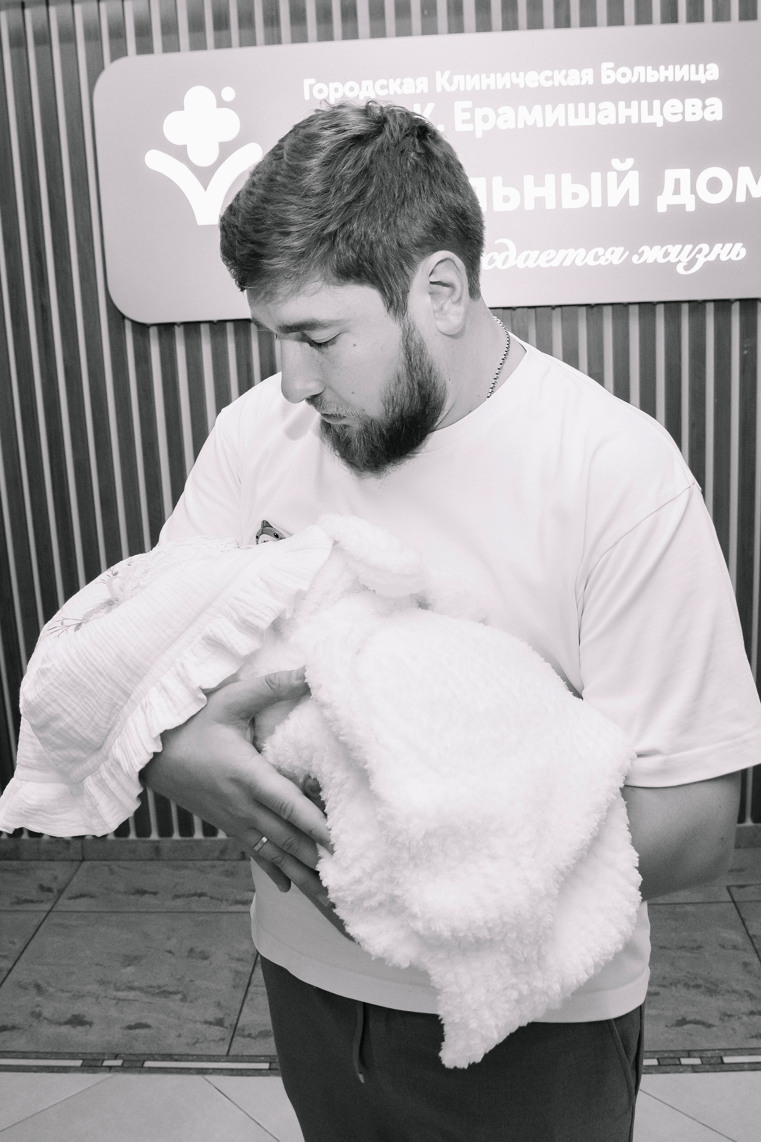 Выписка из роддома ГКБ им. Ерамишанцева 09.09.26. Профессиональный фотограф в Москве | Заказать фотосессию и съемку