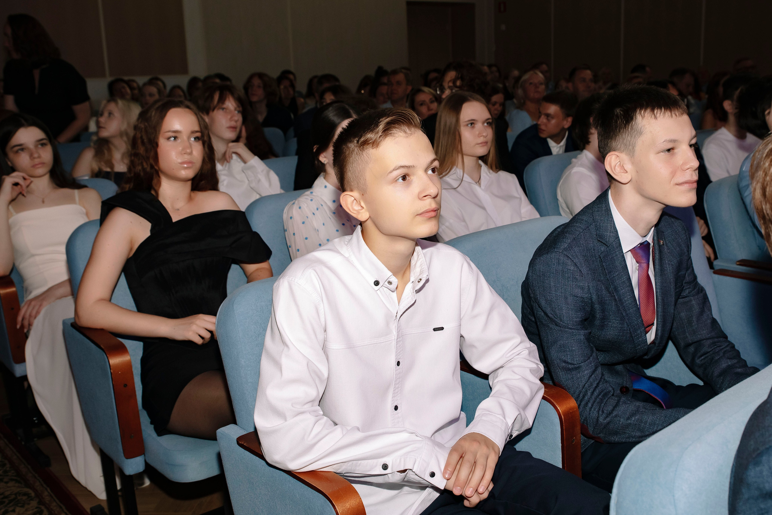 Выпускной 2026, 9 класс «О» школа № 2025. Профессиональный фотограф в Москве | Заказать фотосессию и съемку