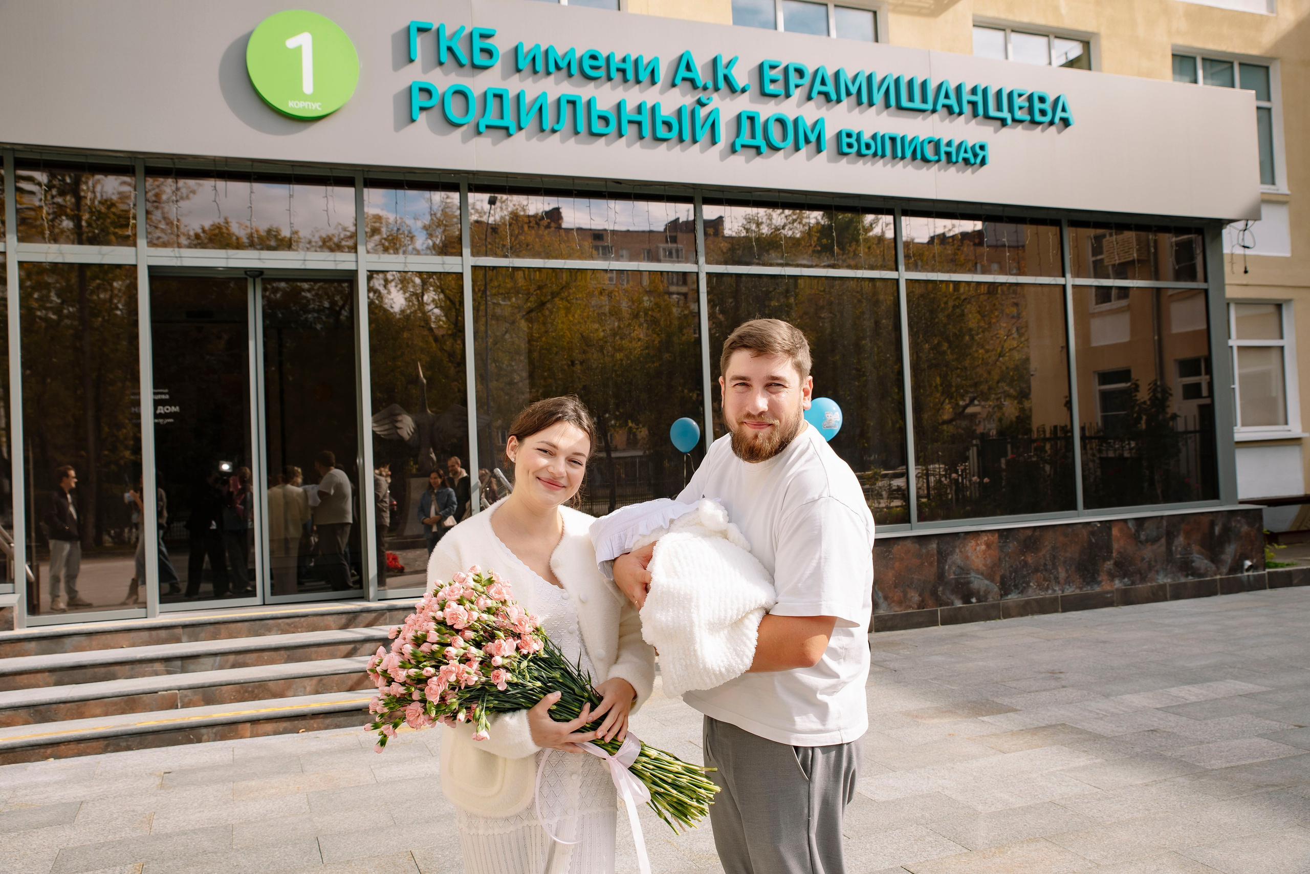 Выписка из роддома ГКБ им. Ерамишанцева 09.09.26. Профессиональный фотограф в Москве | Заказать фотосессию и съемку