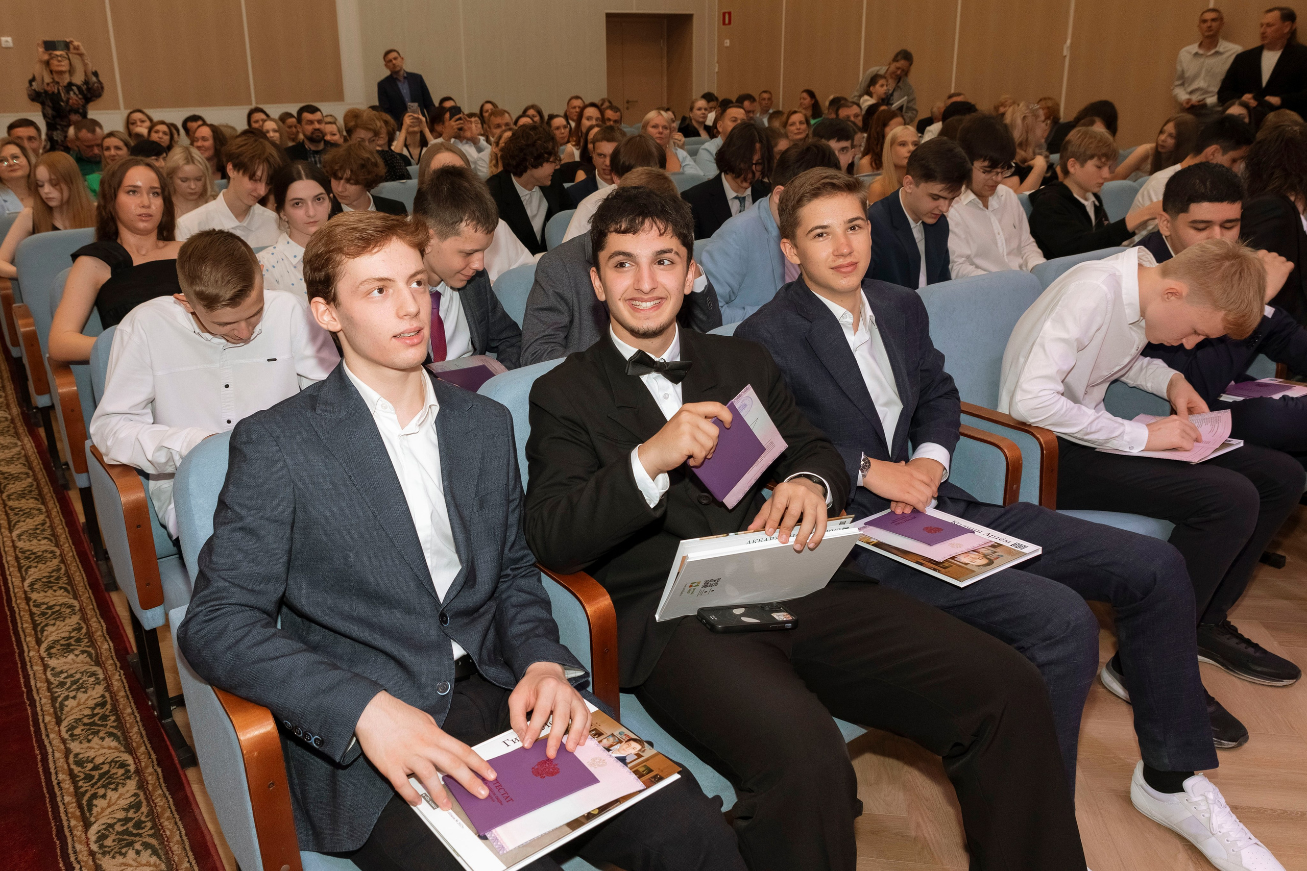 Выпускной 2026, 9 класс «О» школа № 2025. Профессиональный фотограф в Москве | Заказать фотосессию и съемку