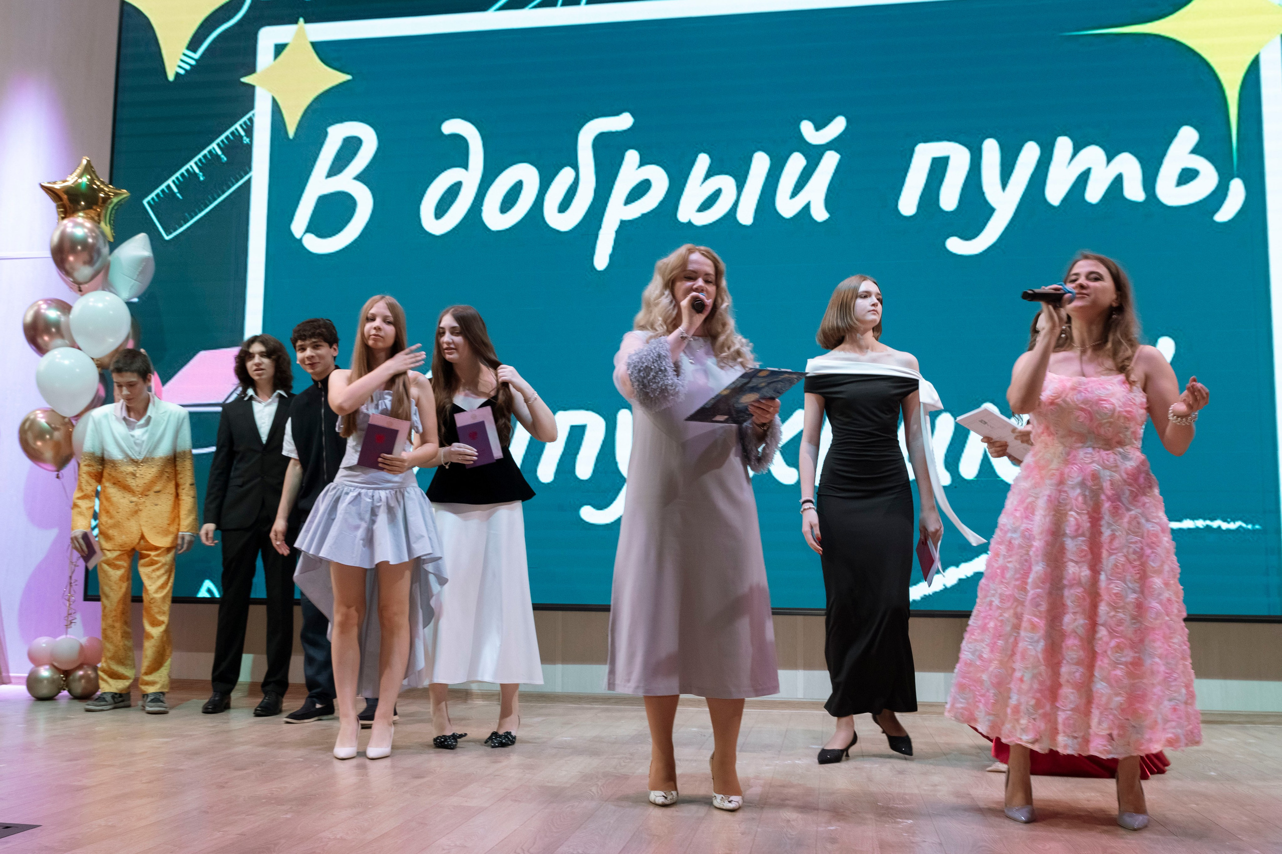 Выпускной 2026, 9 класс «О» школа № 2025. Профессиональный фотограф в Москве | Заказать фотосессию и съемку