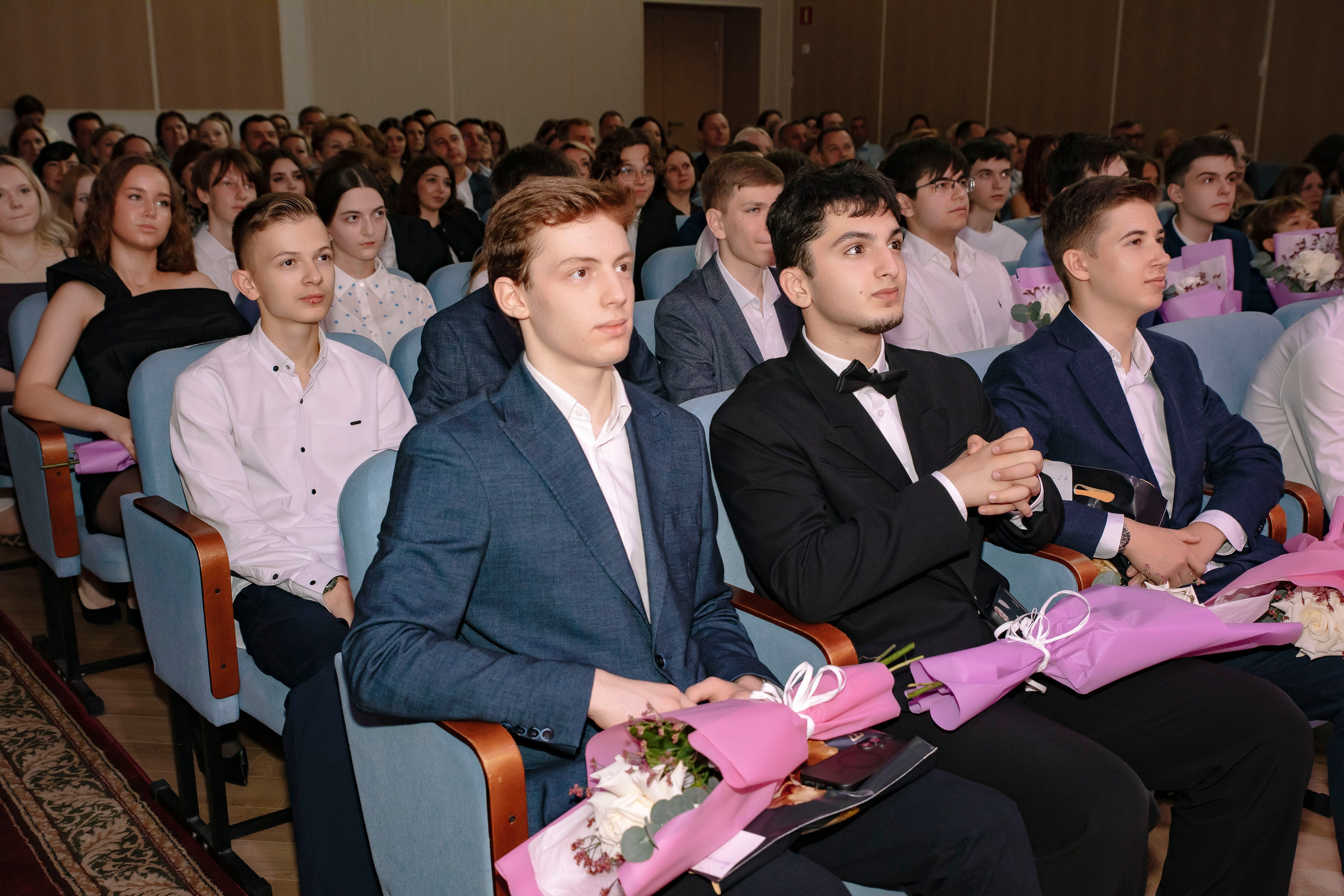 Выпускной 2026, 9 класс «О» школа № 2025. Профессиональный фотограф в Москве | Заказать фотосессию и съемку