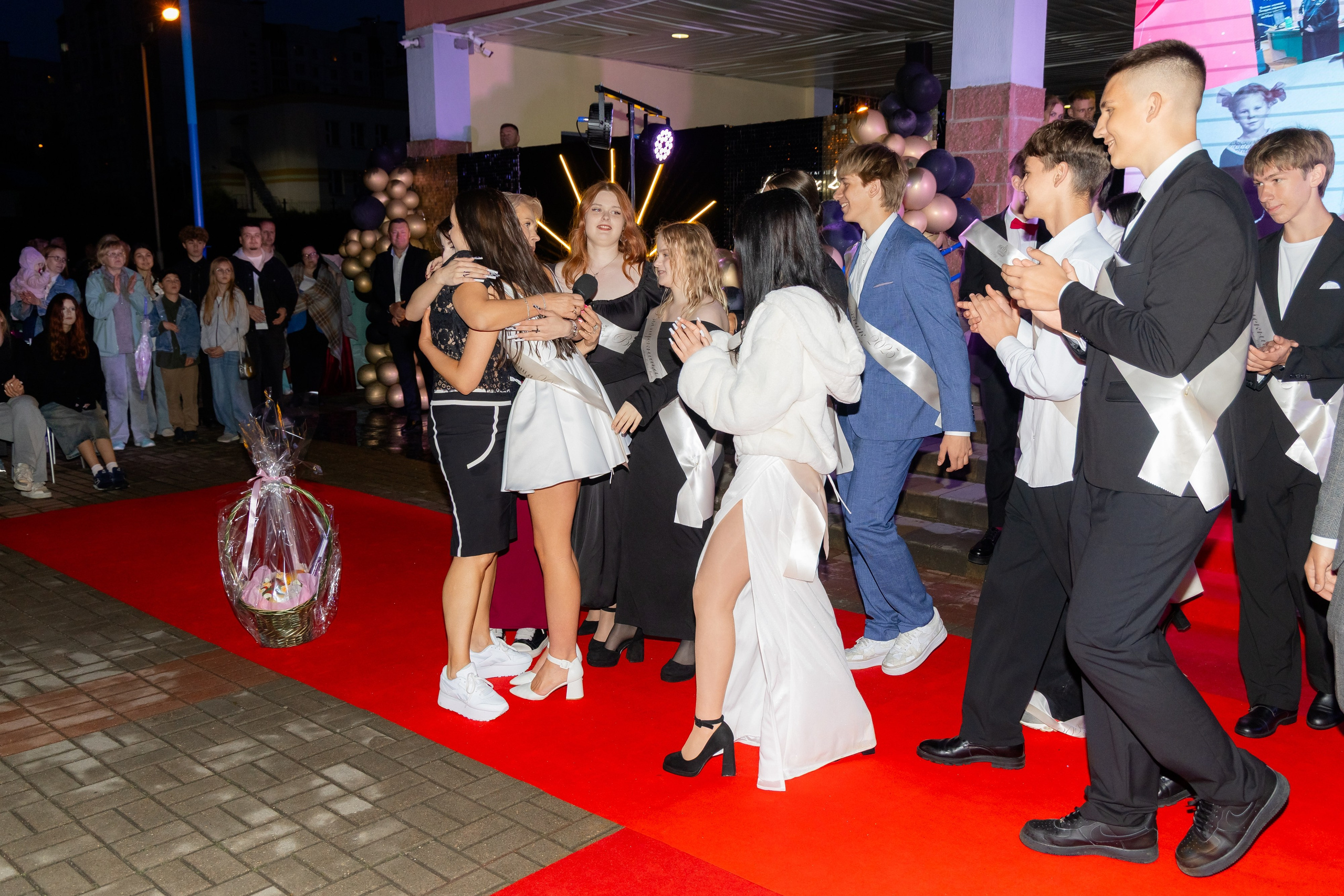 Школьный выпускной 2025 год в Минске, Беларуси. Свадебный фотограф в Минске/Беларуси Сергей Спиридонов