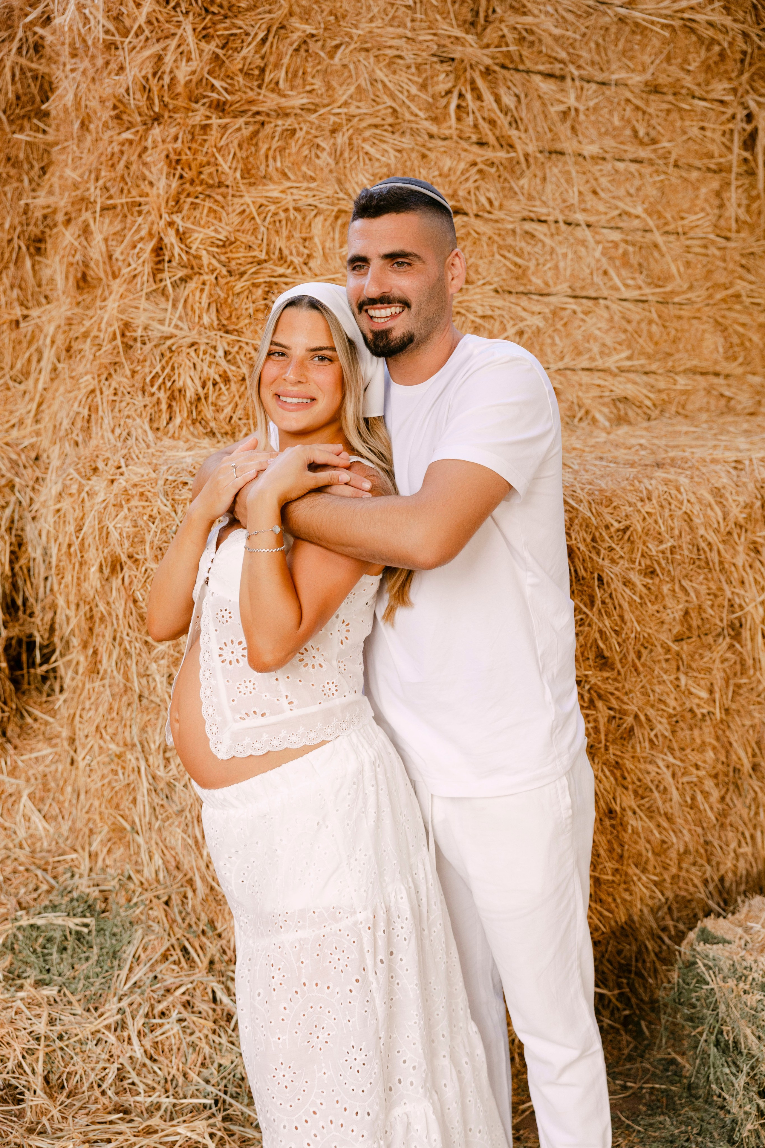 Pregnancy photoshoot at the horse farm. Главная