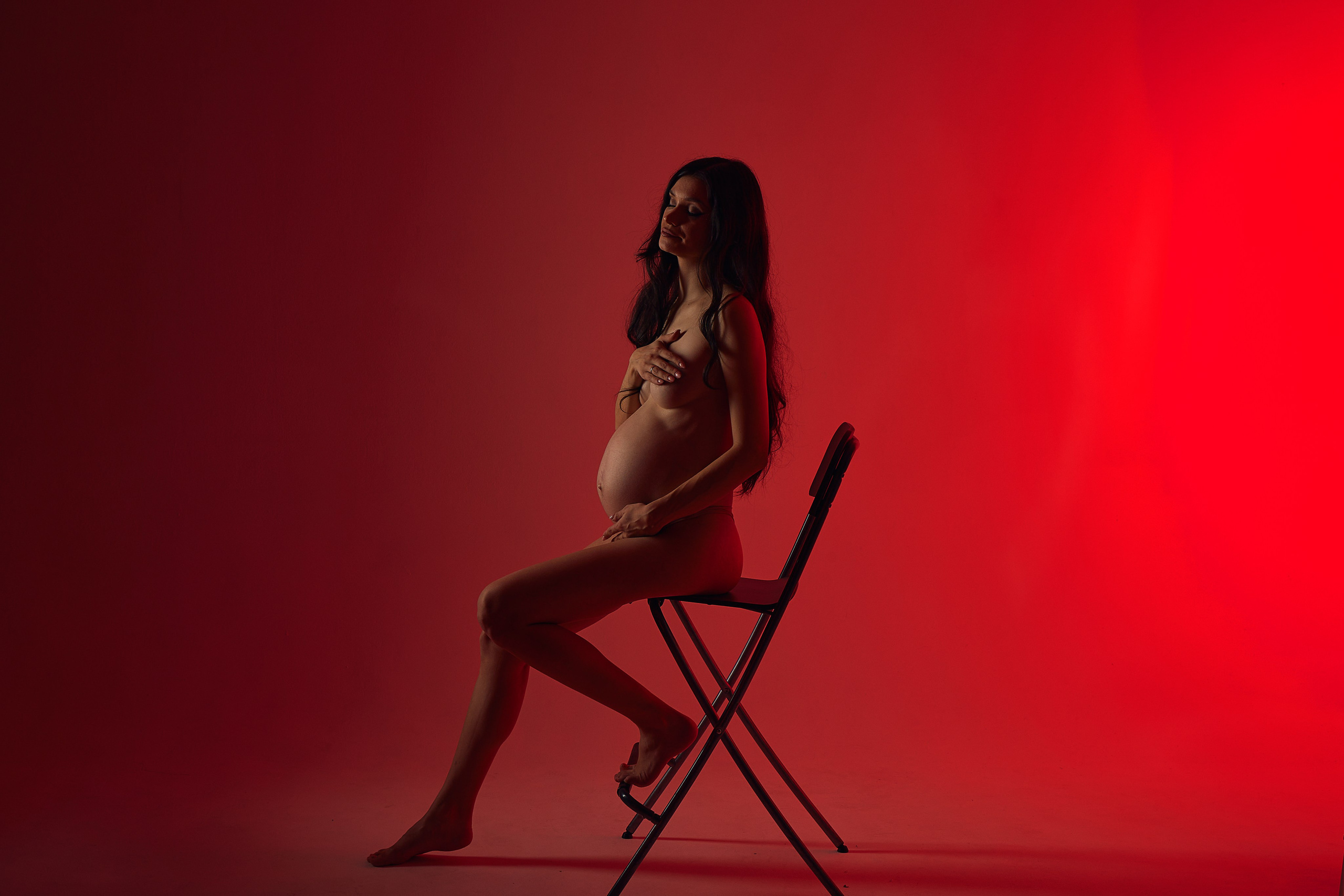 Беременная девушка в фотостудии