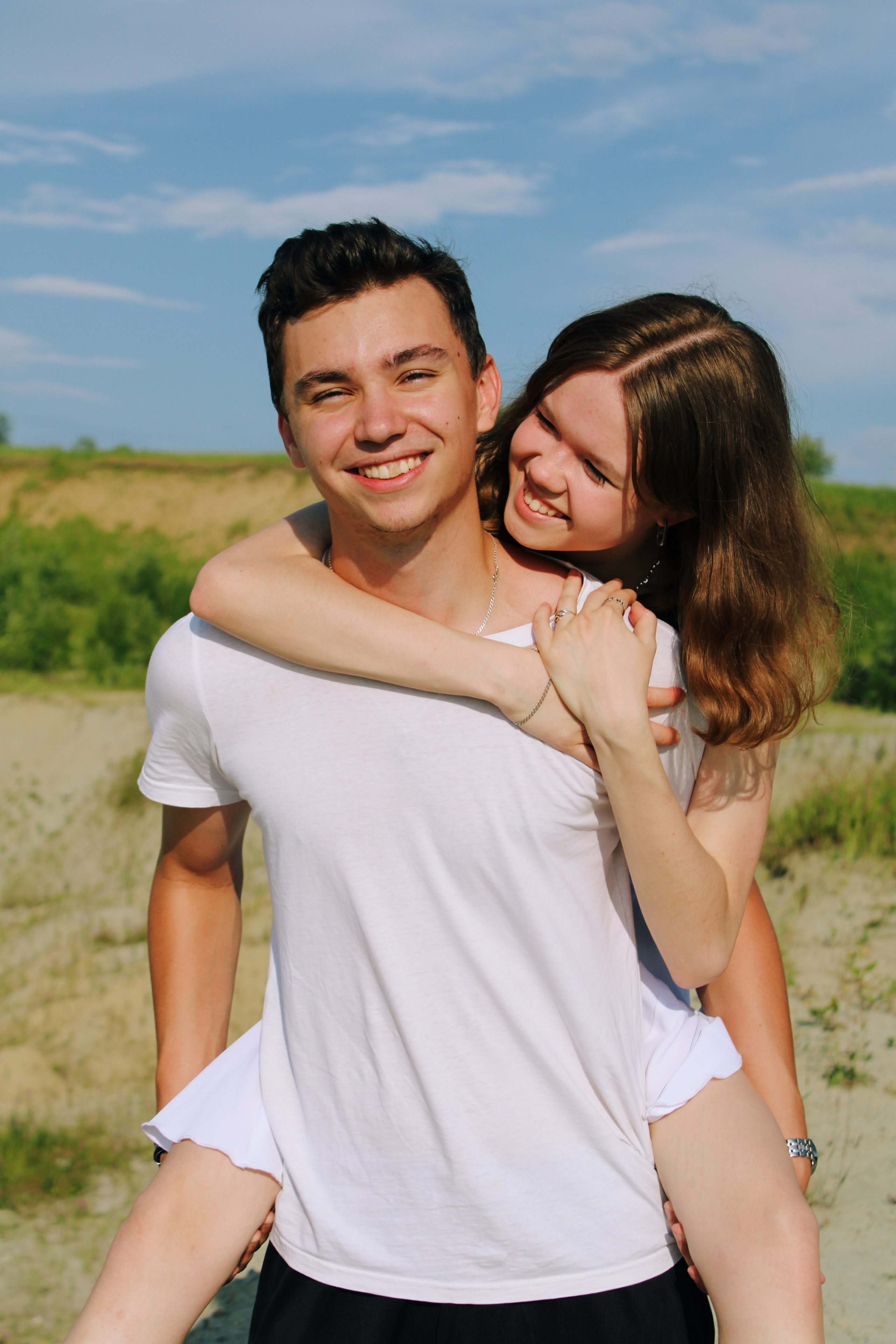 Парень и девушка. Семейная пара стоит вместе. 