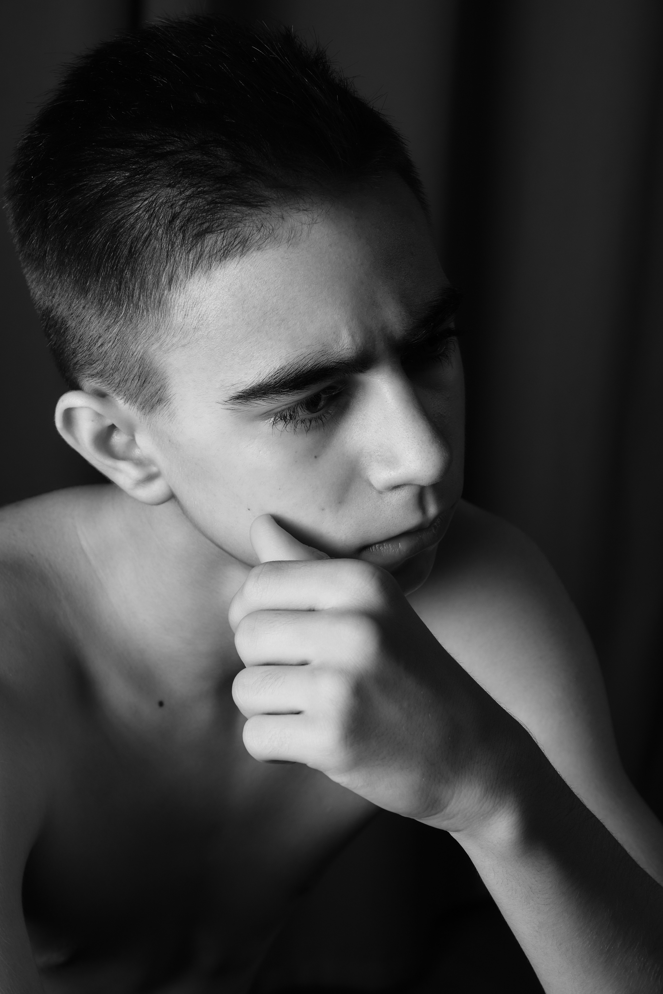 Фото парня в ЧБ