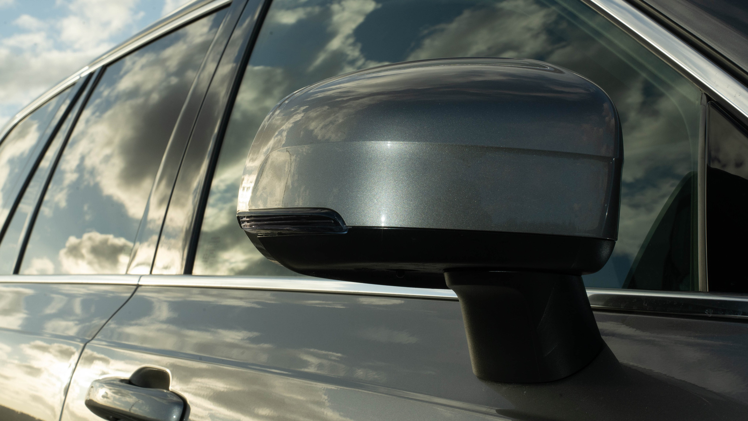 Левое зеркало автомобиля 