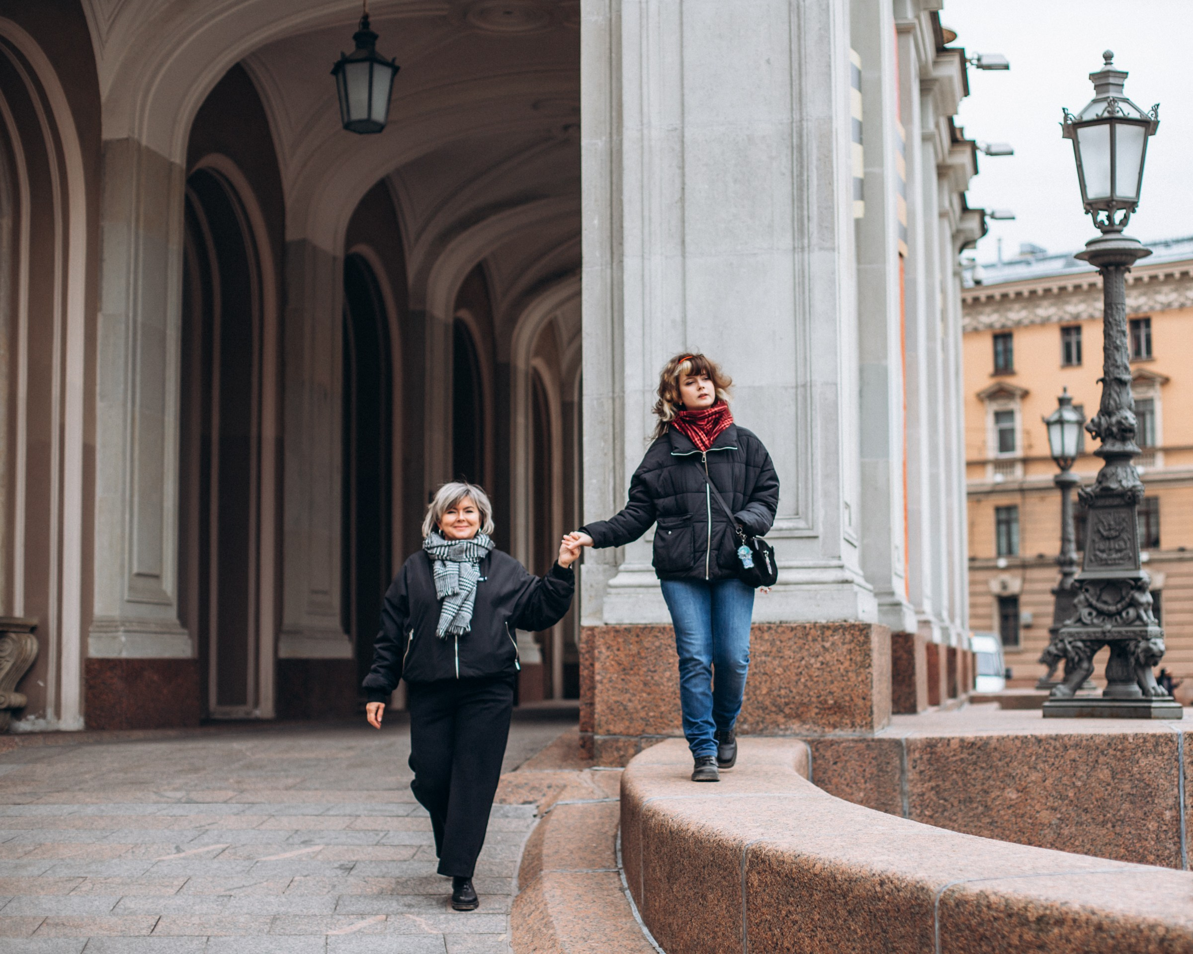 Ольга и Варвара в мае. Фотопрогулка в Петербурге. Индивидуальный и семейный фотограф в Санкт-Петербурге