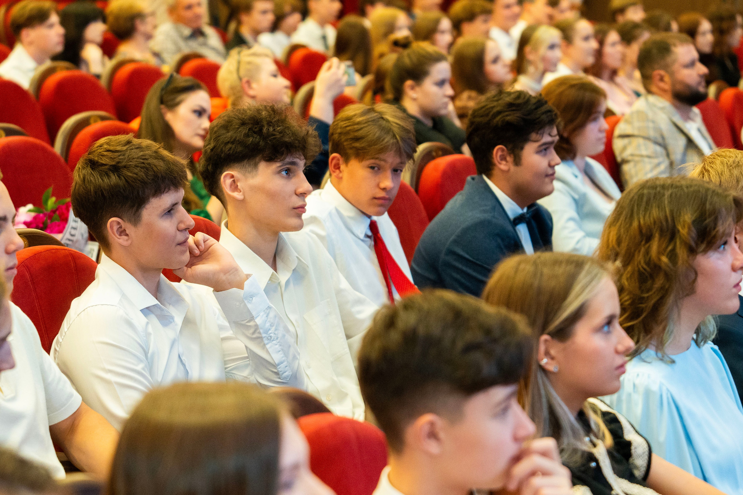 Выдача аттестатов 9 классы. Фотограф Юлия Попова