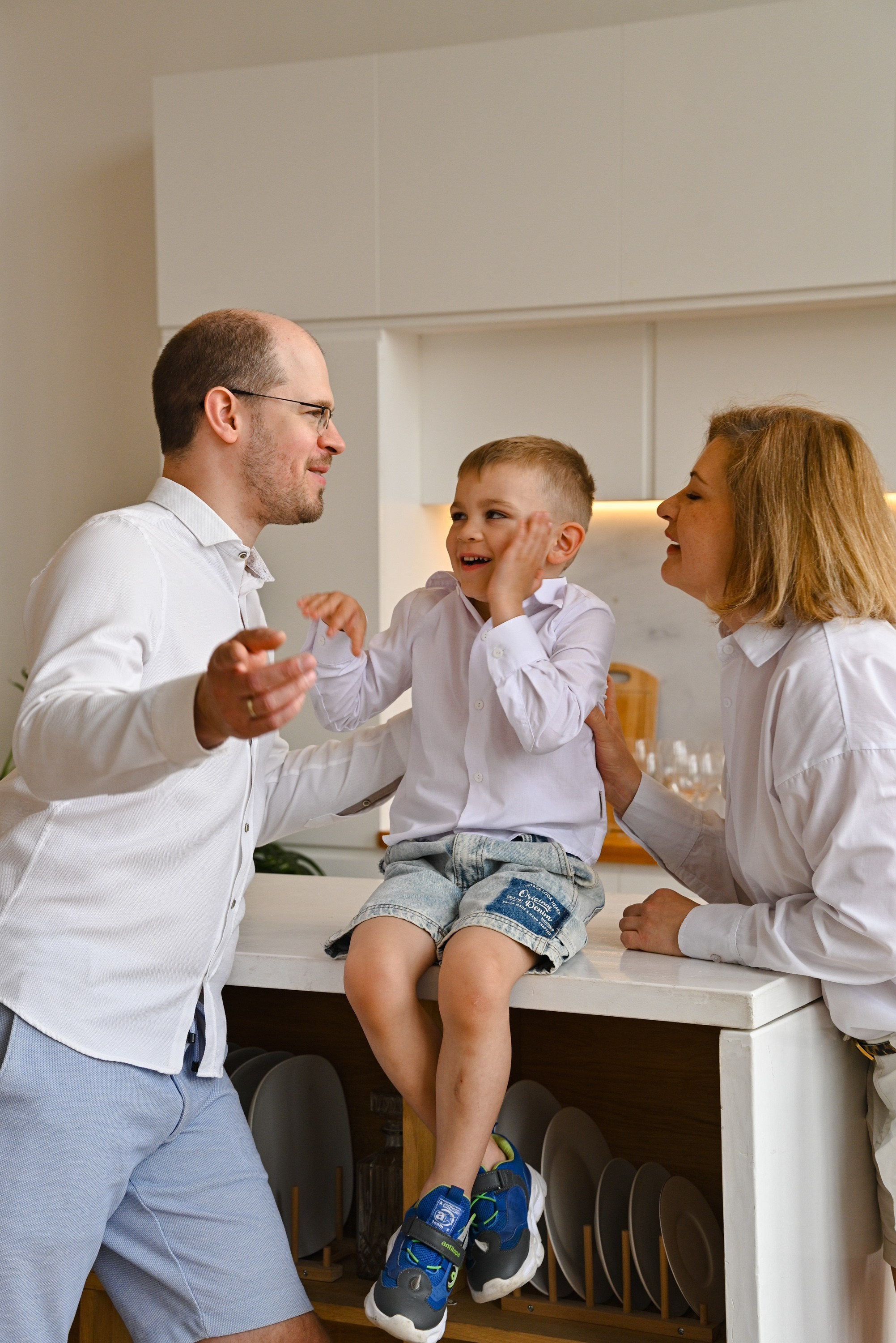 Счастливая большая семья. Компания и фотошкола по созданию контента в Москве