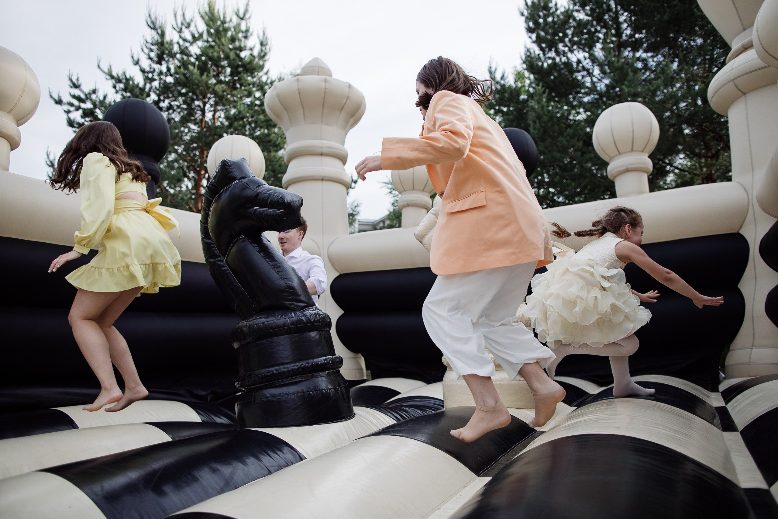 HOLDING_OUT_OF_THE_HERO. Wedding photographer in Europe