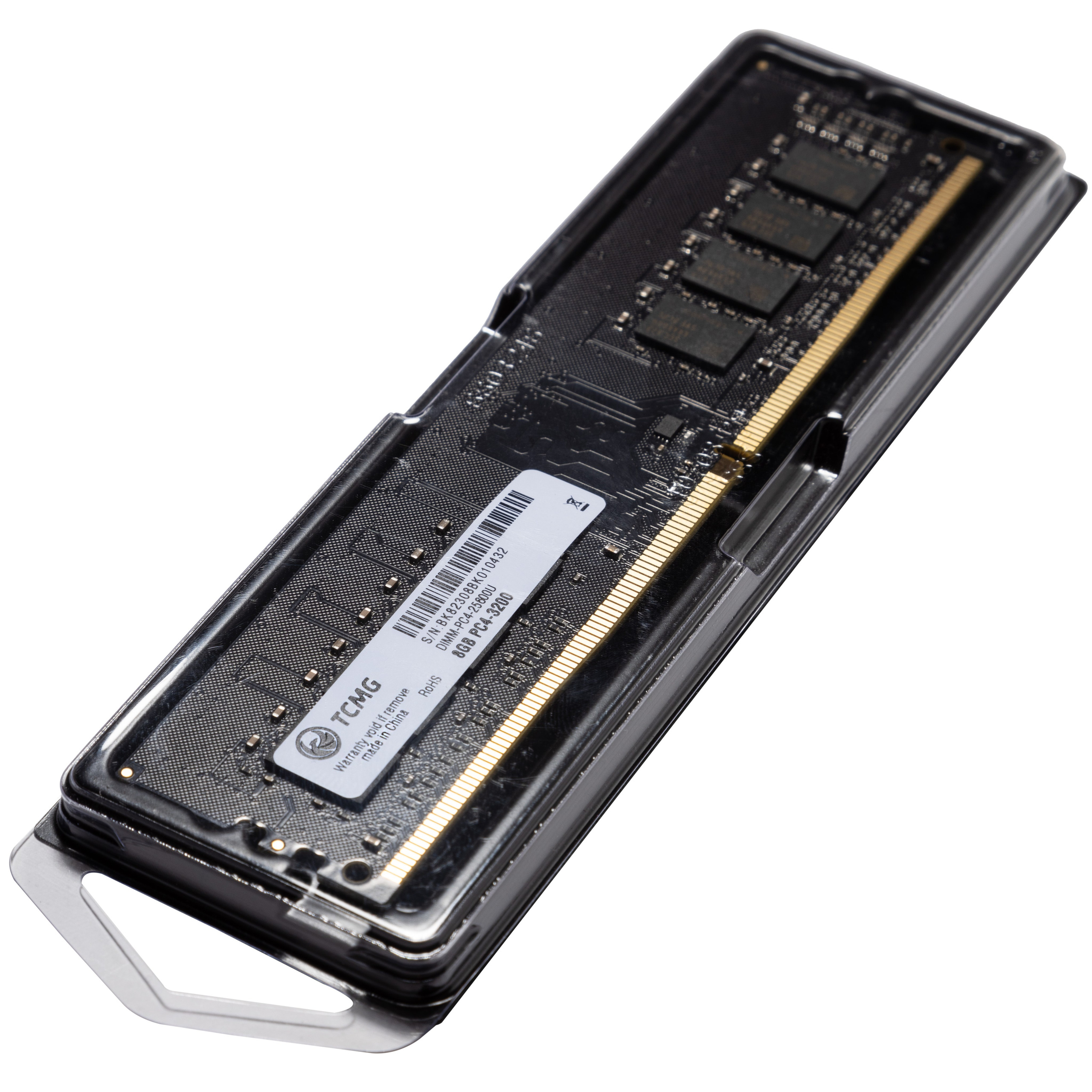 Каталожный кадр оперативной памяти для компьютера в упаковке на белом фоне