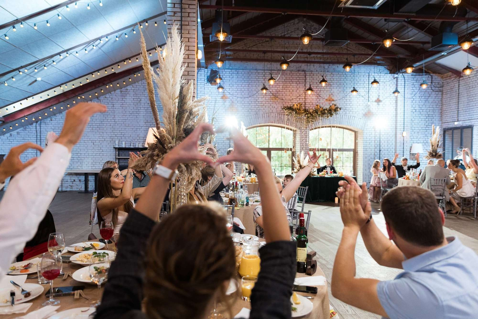 Гости на свадьбе