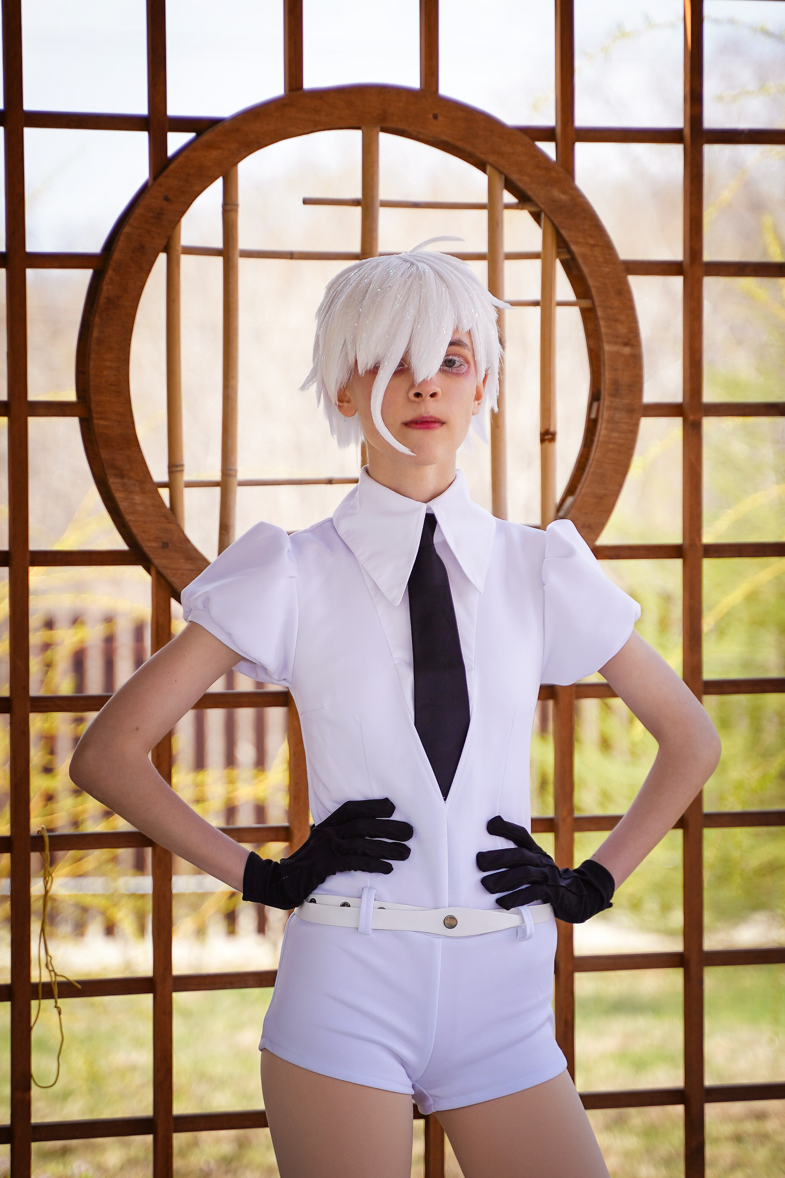 Антарктицид стоит на фоне бамбуковой беседки в саду Эниси в Находке