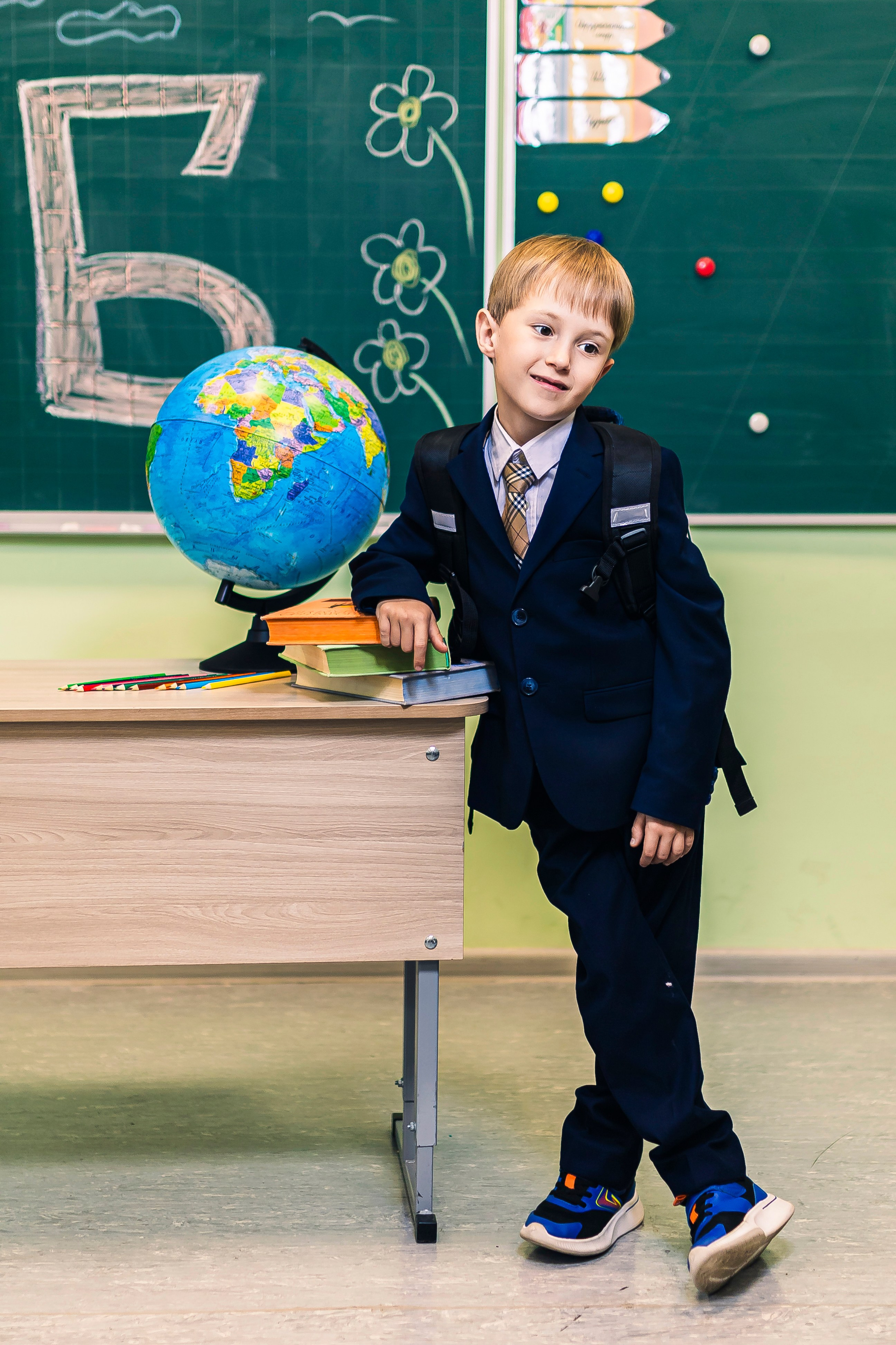 школьная парта и ученик 