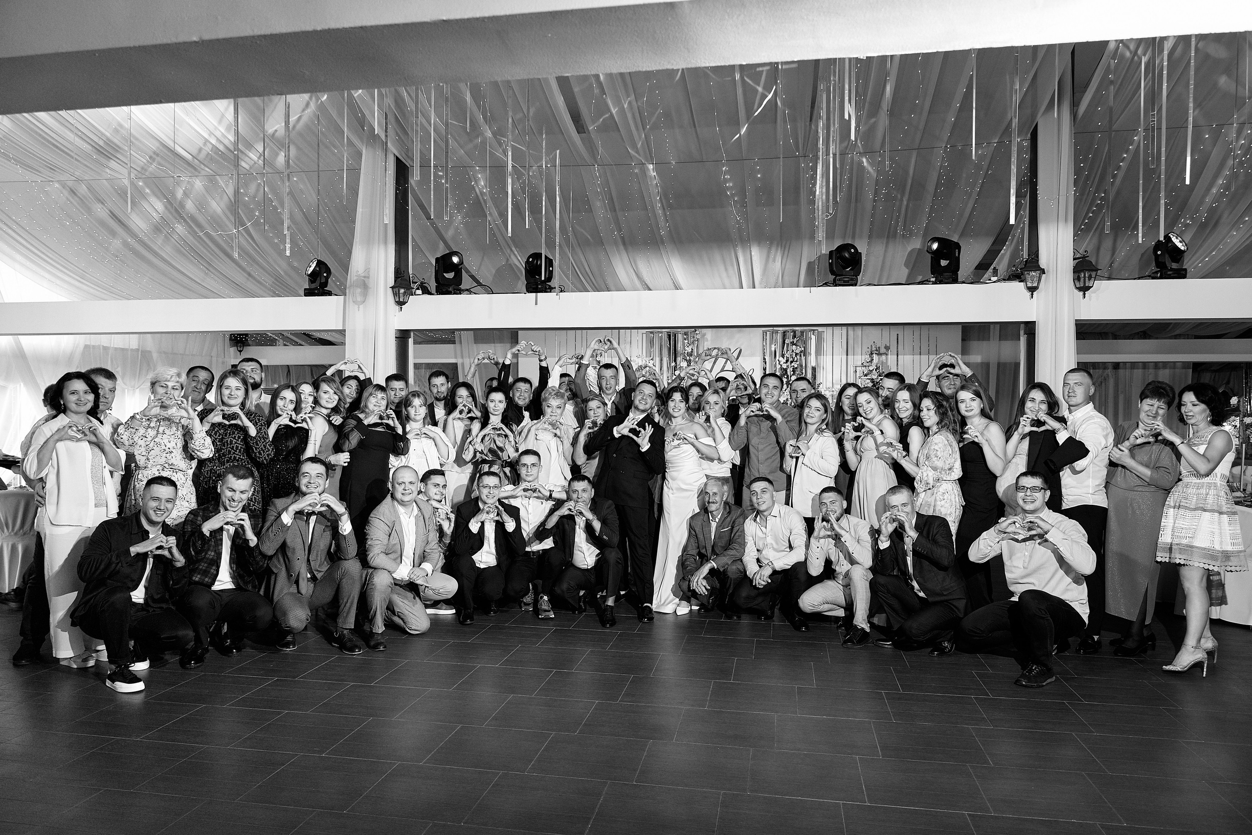 Свадебное фото гостей перед банкетом в Ленинских горках Ульяновска. Групповой портрет с молодыми в банкетном зале. Фотограф Елена Орешина