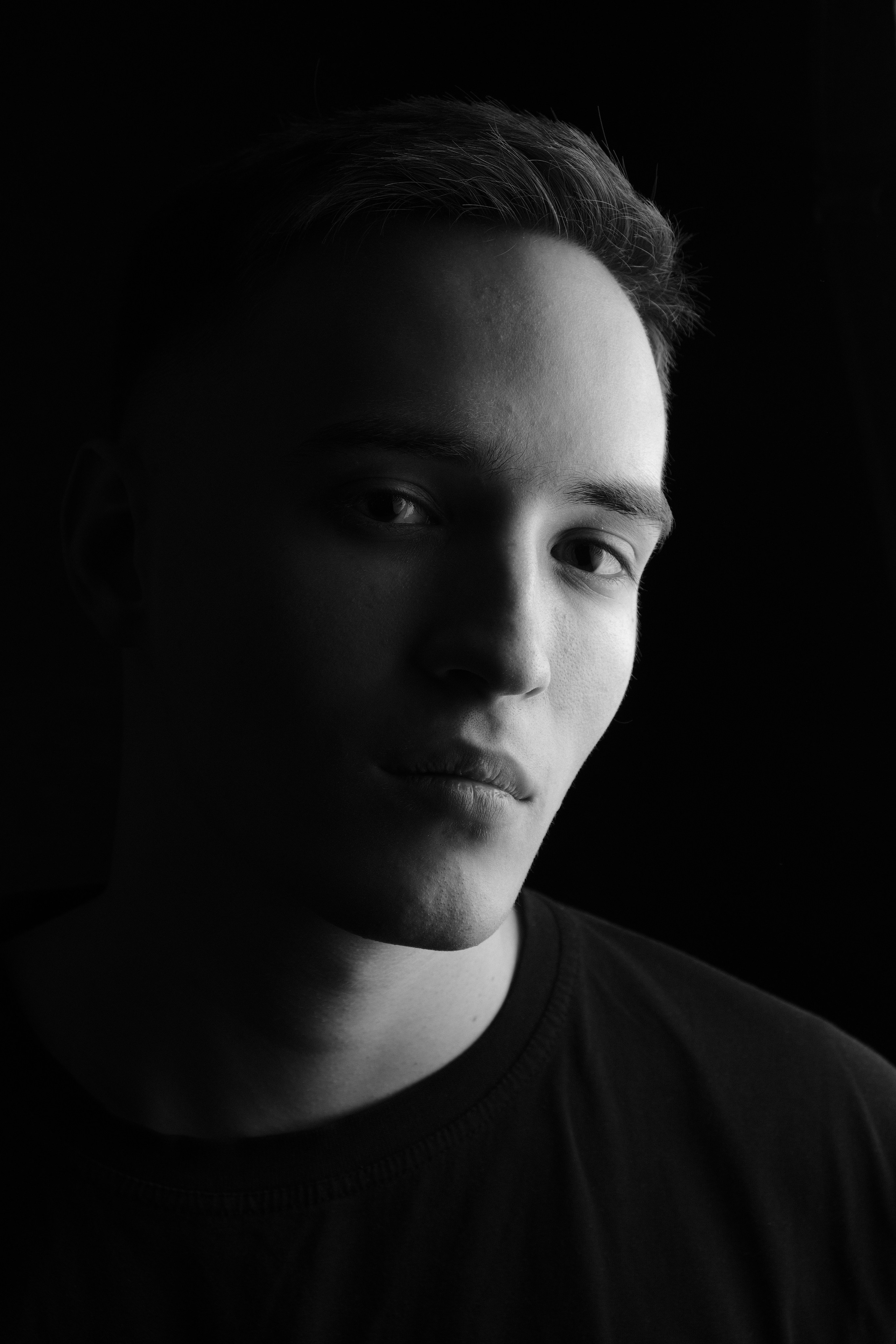 Мужской студийный портрет. Портретный фотограф в Москве Александр Денисов